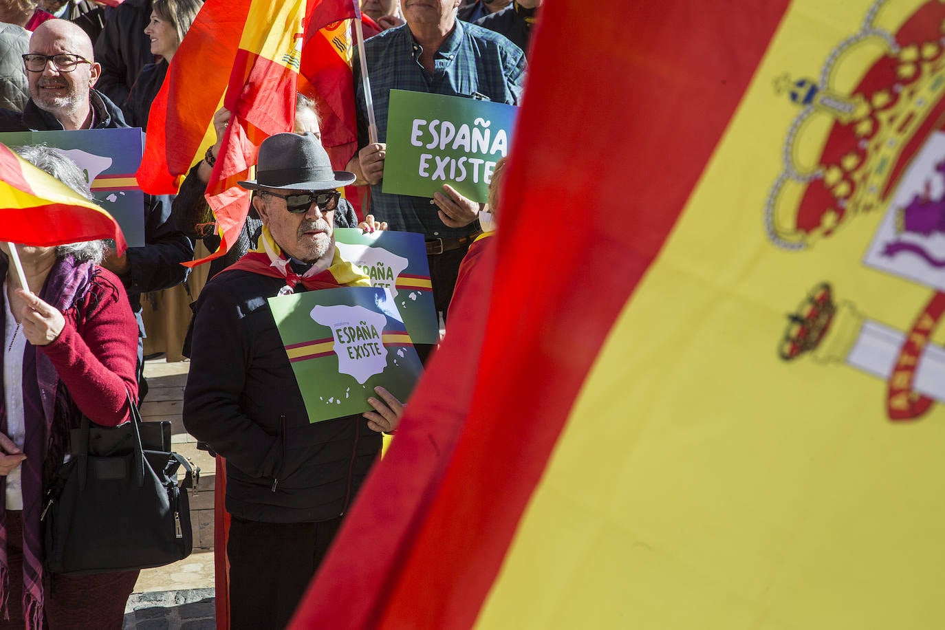 Vox congregó a cientos de personas que se manifestaron por la defensa de la unidad de España en la ciudad portuaria