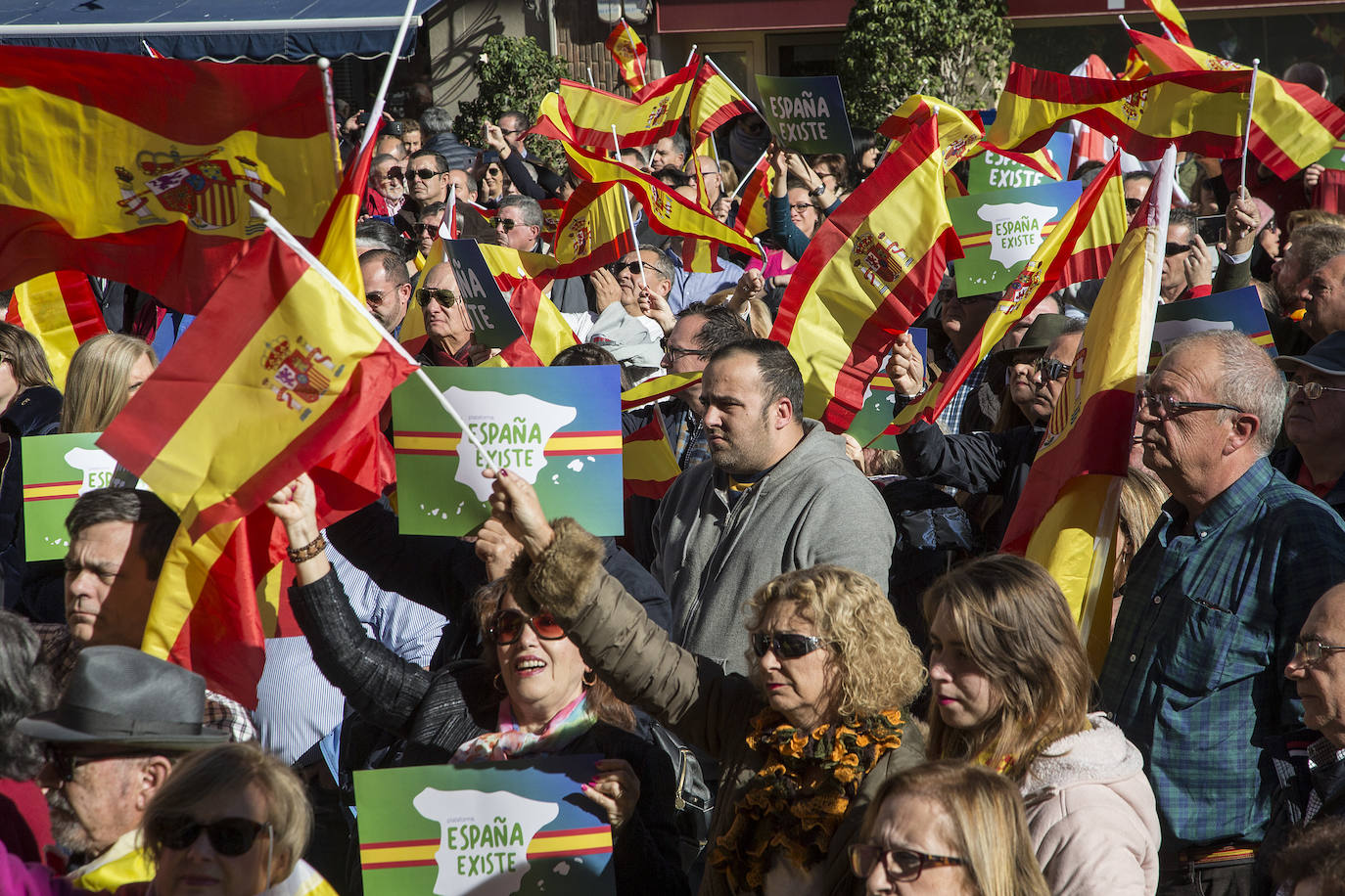 Vox congregó a cientos de personas que se manifestaron por la defensa de la unidad de España en la ciudad portuaria