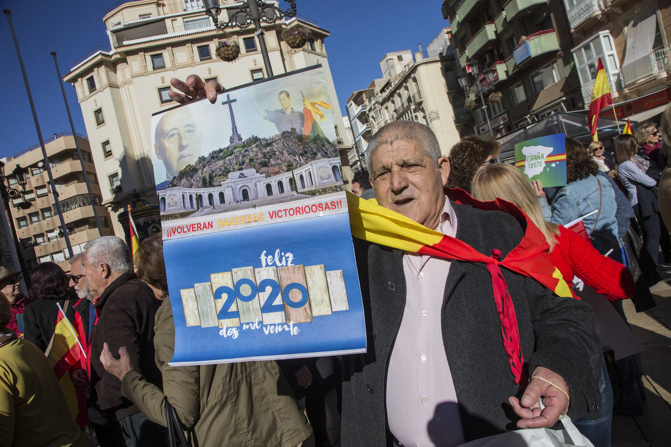 Vox congregó a cientos de personas que se manifestaron por la defensa de la unidad de España en la ciudad portuaria