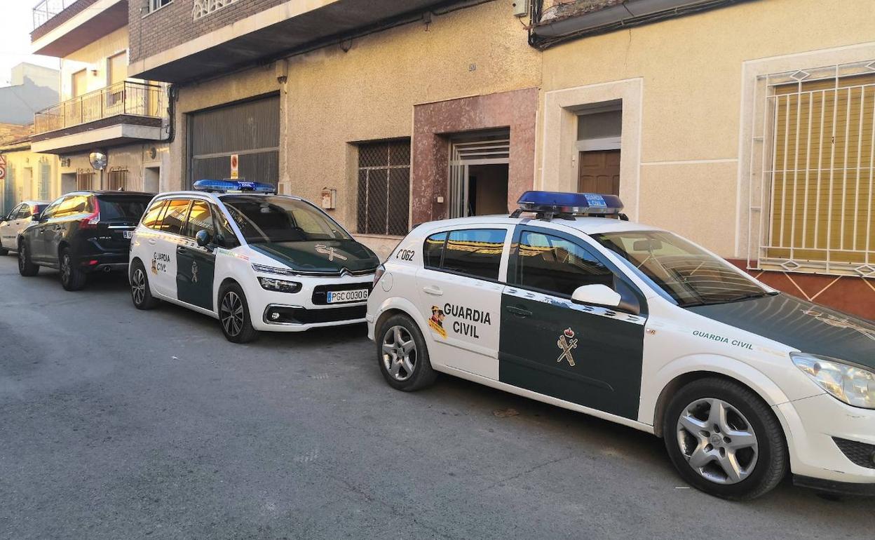 Dos vehículos de la Guardia Civil, estacionados ayer en la puerta de la vivienda incendiada, donde se descubrió el cultivo de marihuana.