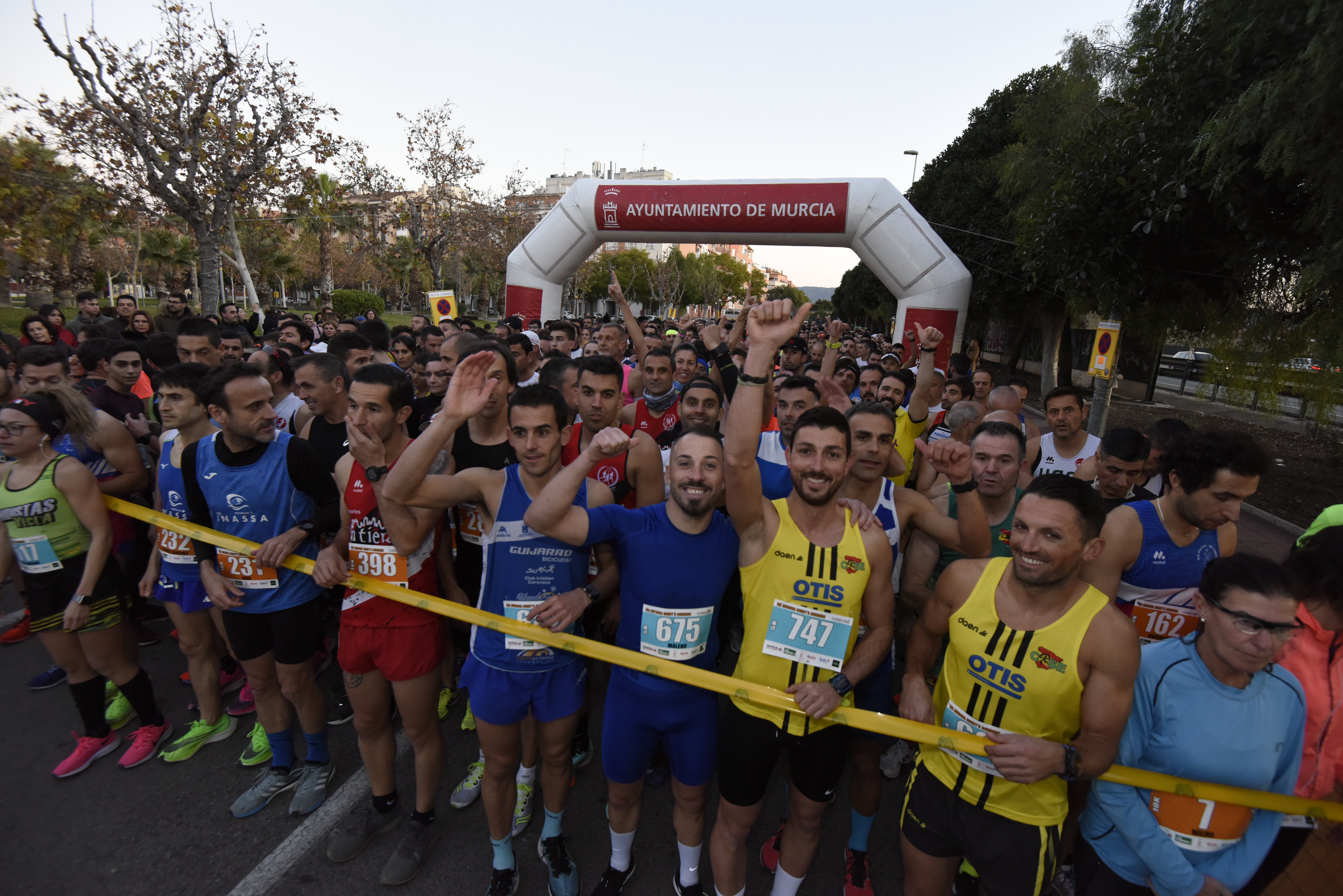 El atleta del C.D. Filippedes Moratalla complet los 10 kilómetros en 33:30 minutos, por el tiempo de 41:22 de la corredora del C.D. Runtritón Cartagena. En la distancia corta vencen Ennio Constantino y Simona Slimaite