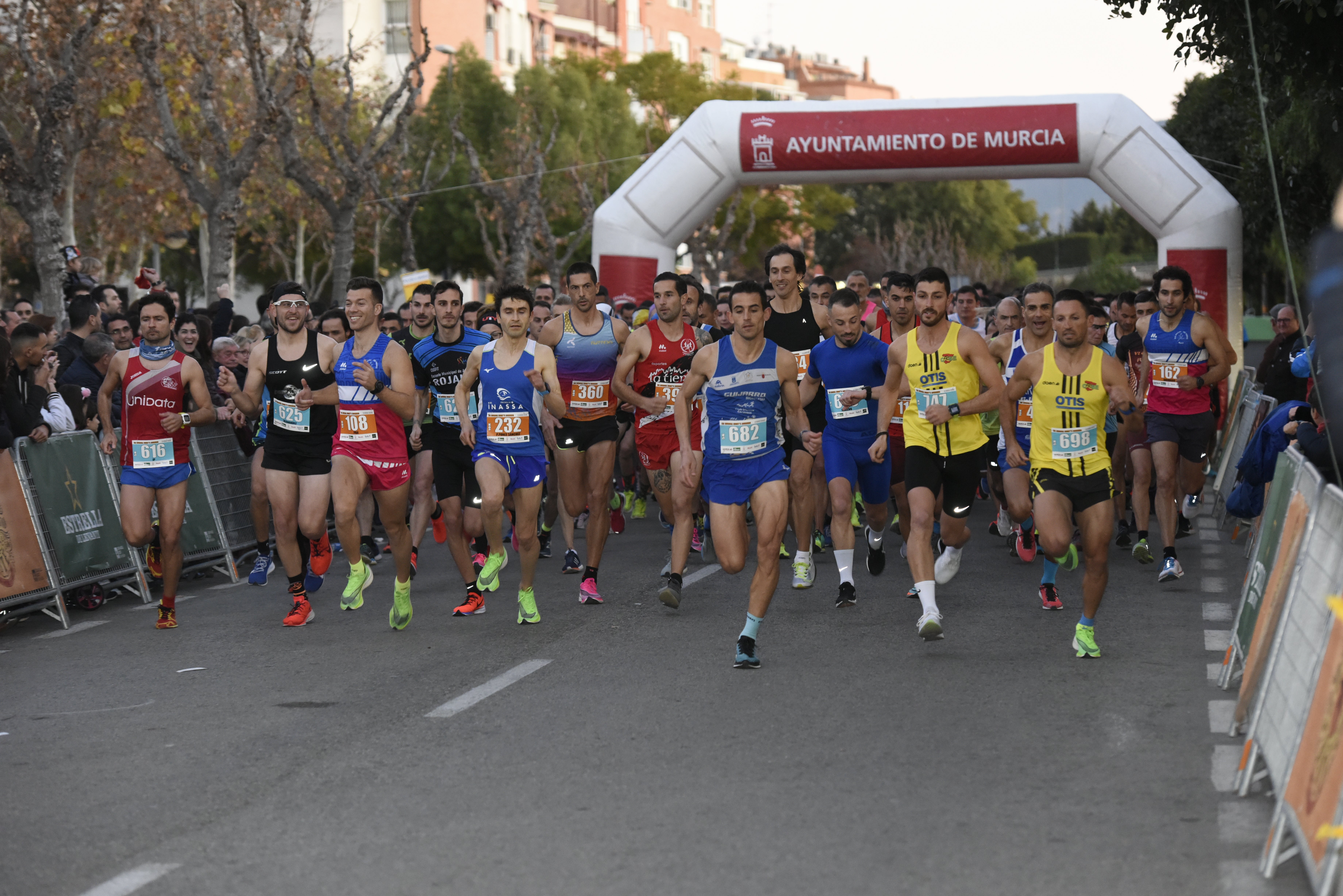 El atleta del C.D. Filippedes Moratalla complet los 10 kilómetros en 33:30 minutos, por el tiempo de 41:22 de la corredora del C.D. Runtritón Cartagena. En la distancia corta vencen Ennio Constantino y Simona Slimaite