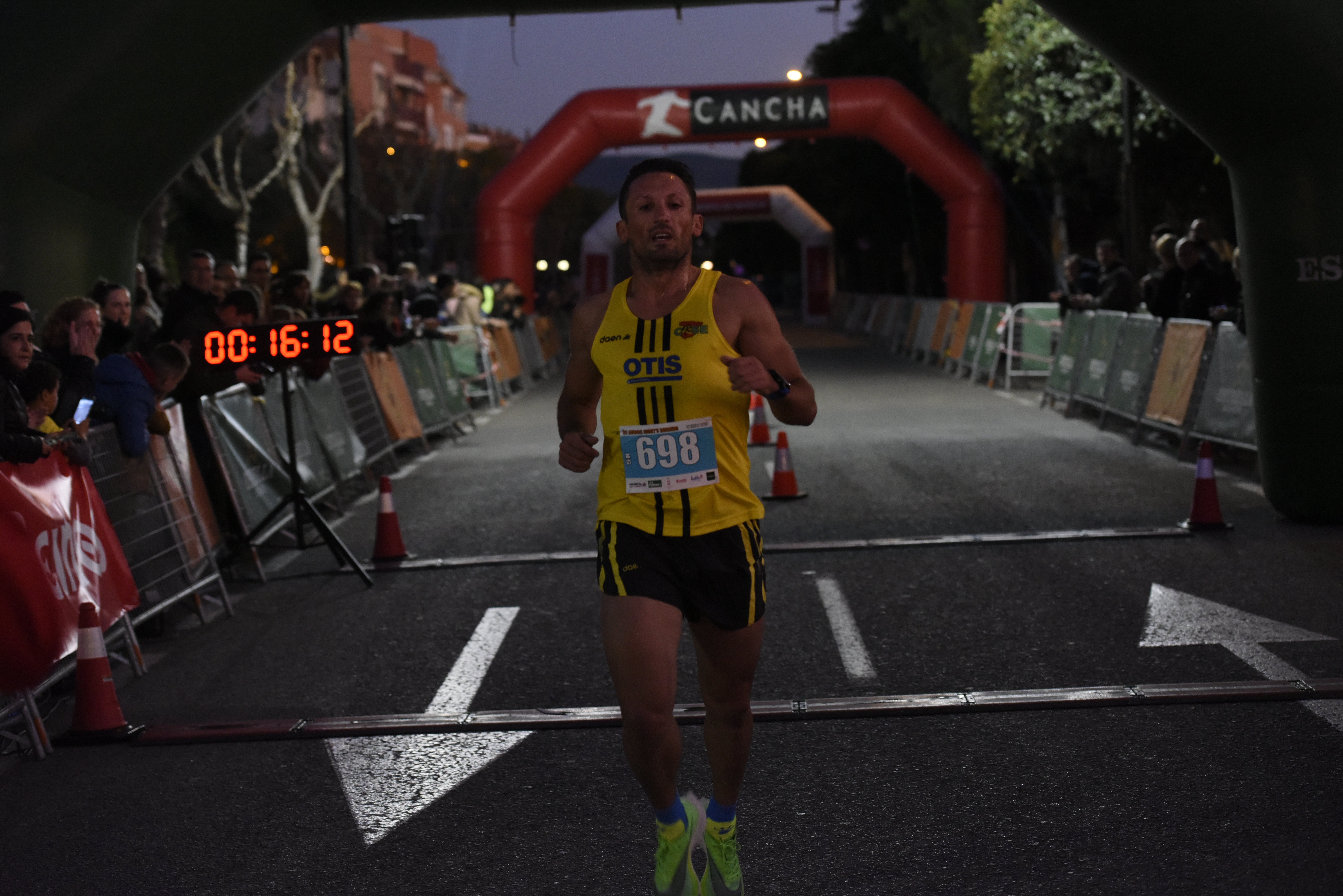 El atleta del C.D. Filippedes Moratalla complet los 10 kilómetros en 33:30 minutos, por el tiempo de 41:22 de la corredora del C.D. Runtritón Cartagena. En la distancia corta vencen Ennio Constantino y Simona Slimaite