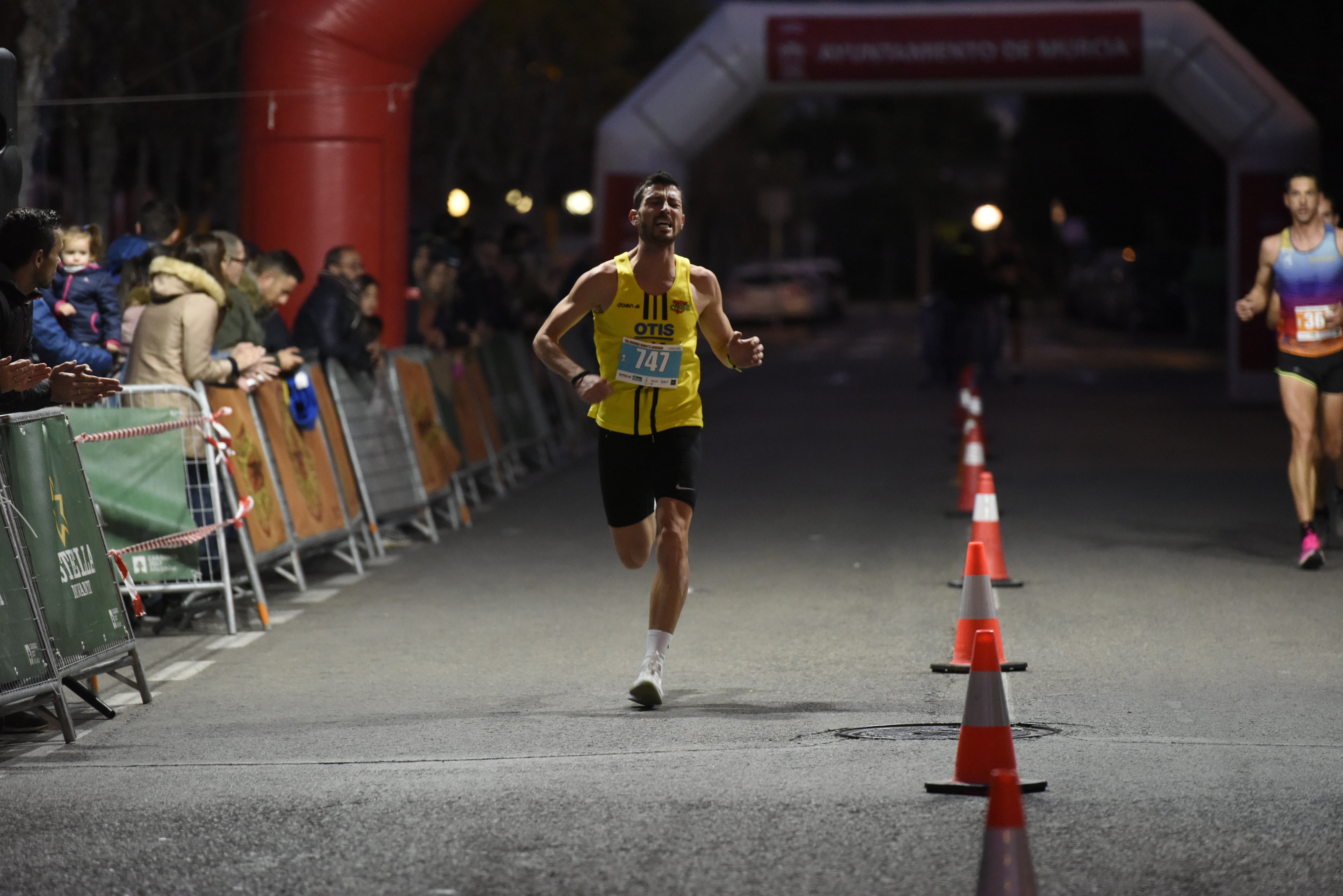 El atleta del C.D. Filippedes Moratalla complet los 10 kilómetros en 33:30 minutos, por el tiempo de 41:22 de la corredora del C.D. Runtritón Cartagena. En la distancia corta vencen Ennio Constantino y Simona Slimaite