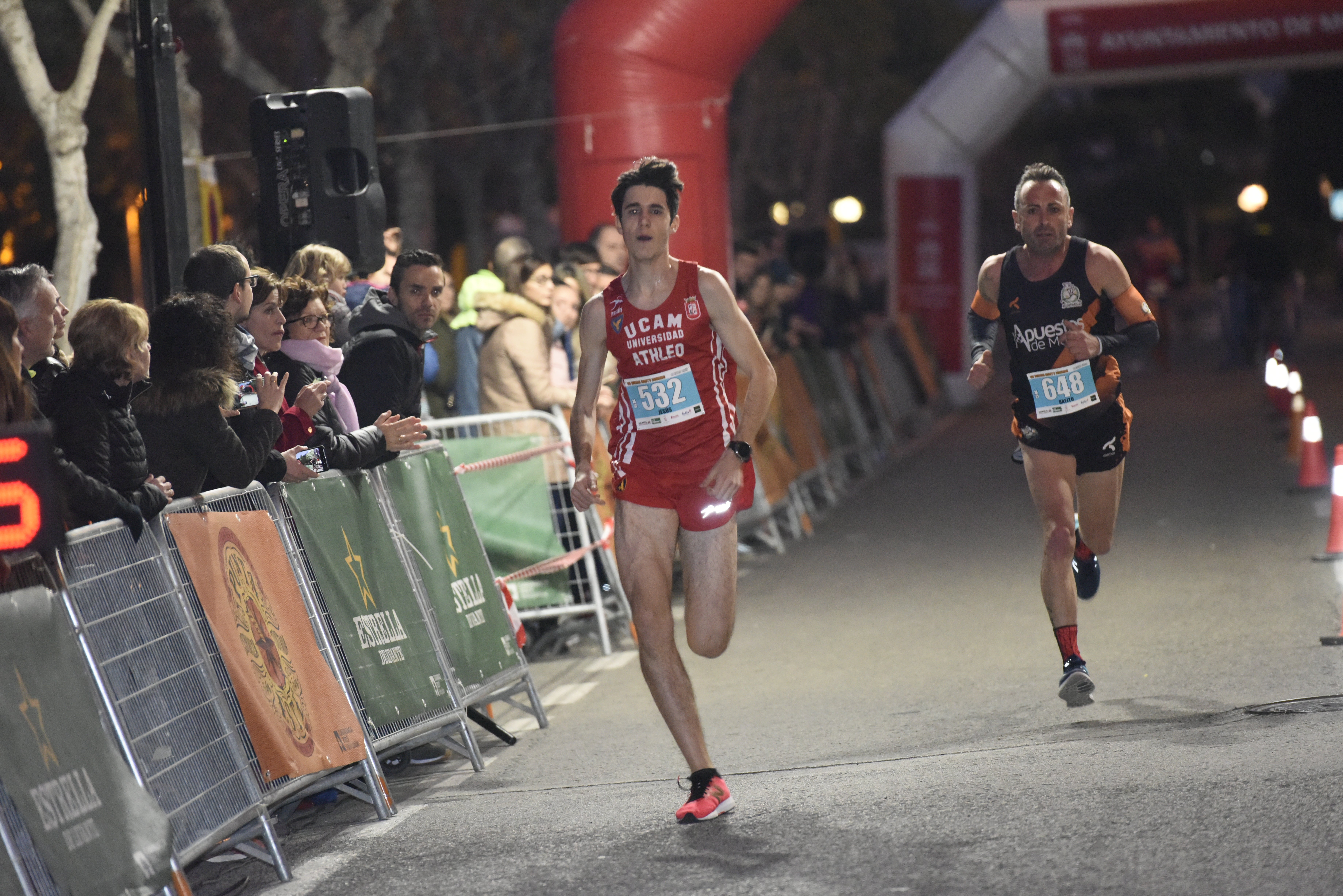 El atleta del C.D. Filippedes Moratalla complet los 10 kilómetros en 33:30 minutos, por el tiempo de 41:22 de la corredora del C.D. Runtritón Cartagena. En la distancia corta vencen Ennio Constantino y Simona Slimaite