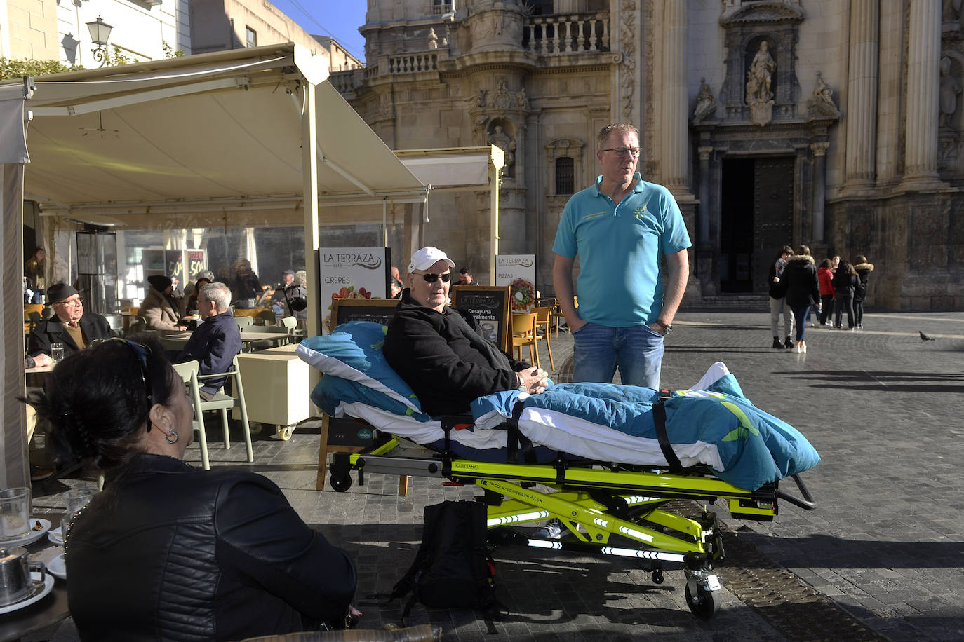 La Fundación Ambulancia del Deseo permite que un paciente holandés en cuidados paliativos recorra 2.000 kilómetros para visitar Murcia y Alicante, donde residen sus sobrinos