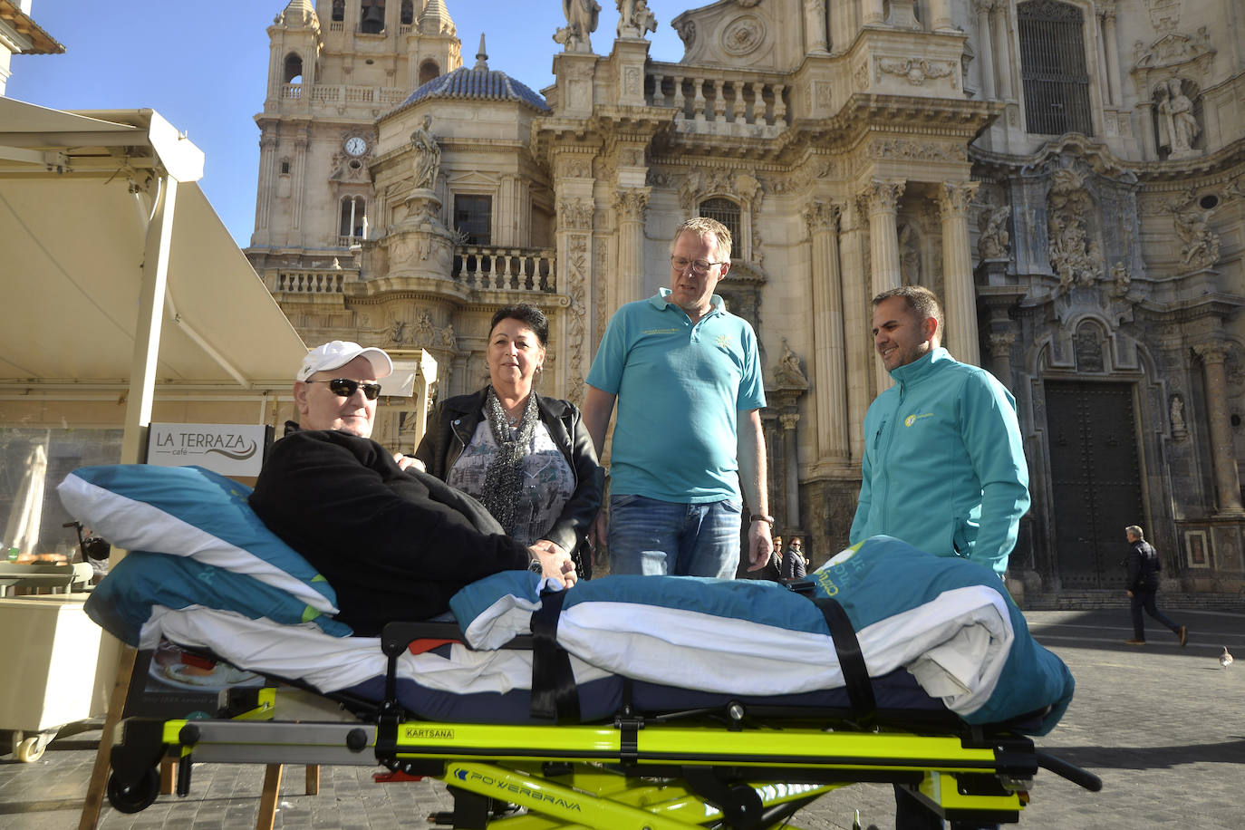 La Fundación Ambulancia del Deseo permite que un paciente holandés en cuidados paliativos recorra 2.000 kilómetros para visitar Murcia y Alicante, donde residen sus sobrinos