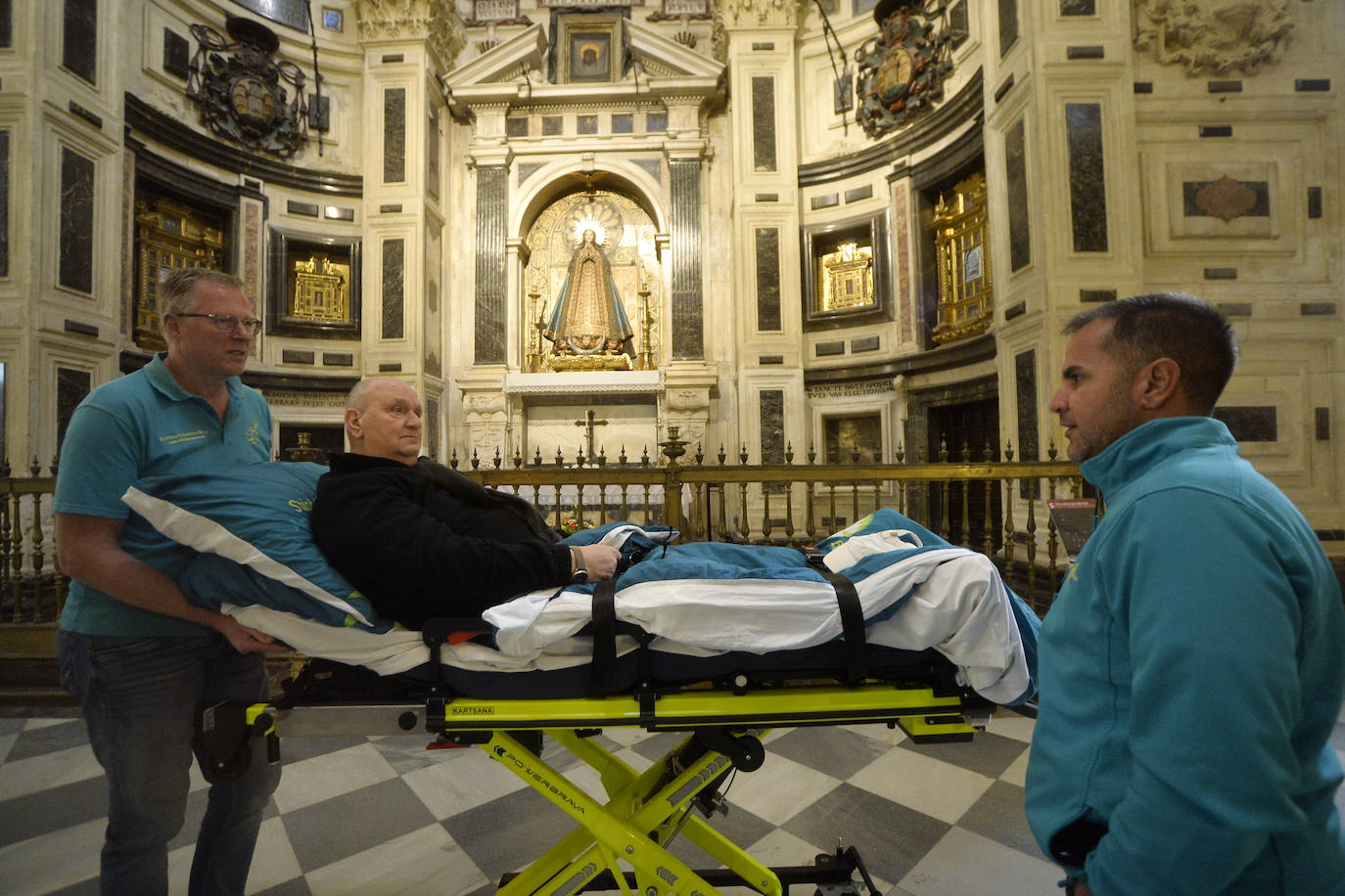 La Fundación Ambulancia del Deseo permite que un paciente holandés en cuidados paliativos recorra 2.000 kilómetros para visitar Murcia y Alicante, donde residen sus sobrinos