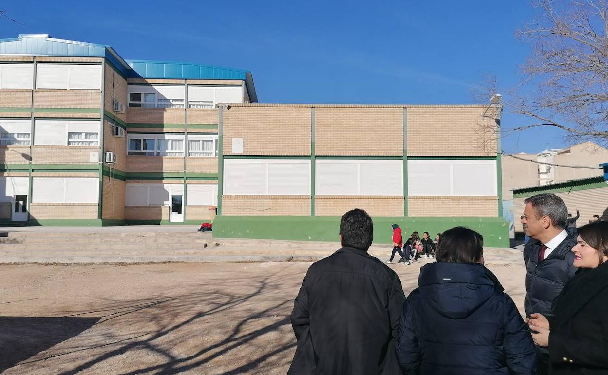 Visita de la consejera de Educación y Cultura, Esperanza Moreno, y el alcalde de Yecla, Marcos Ortuño, al colegio Méndez Núñez.