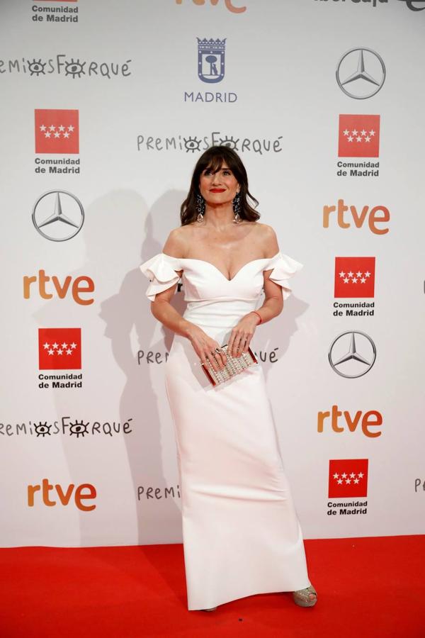 La actriz María Botto llevó uno de los looks de la noche gracias al vestido blanco palabra de honor que lució.