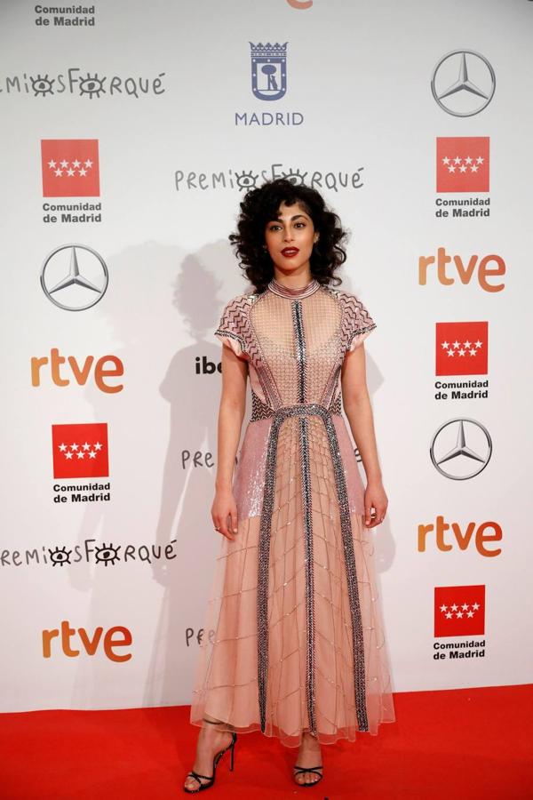 La joven actriz de Élite, Mina El Hammani posa con un delicado vestido de tonos pastel de Temperley London.