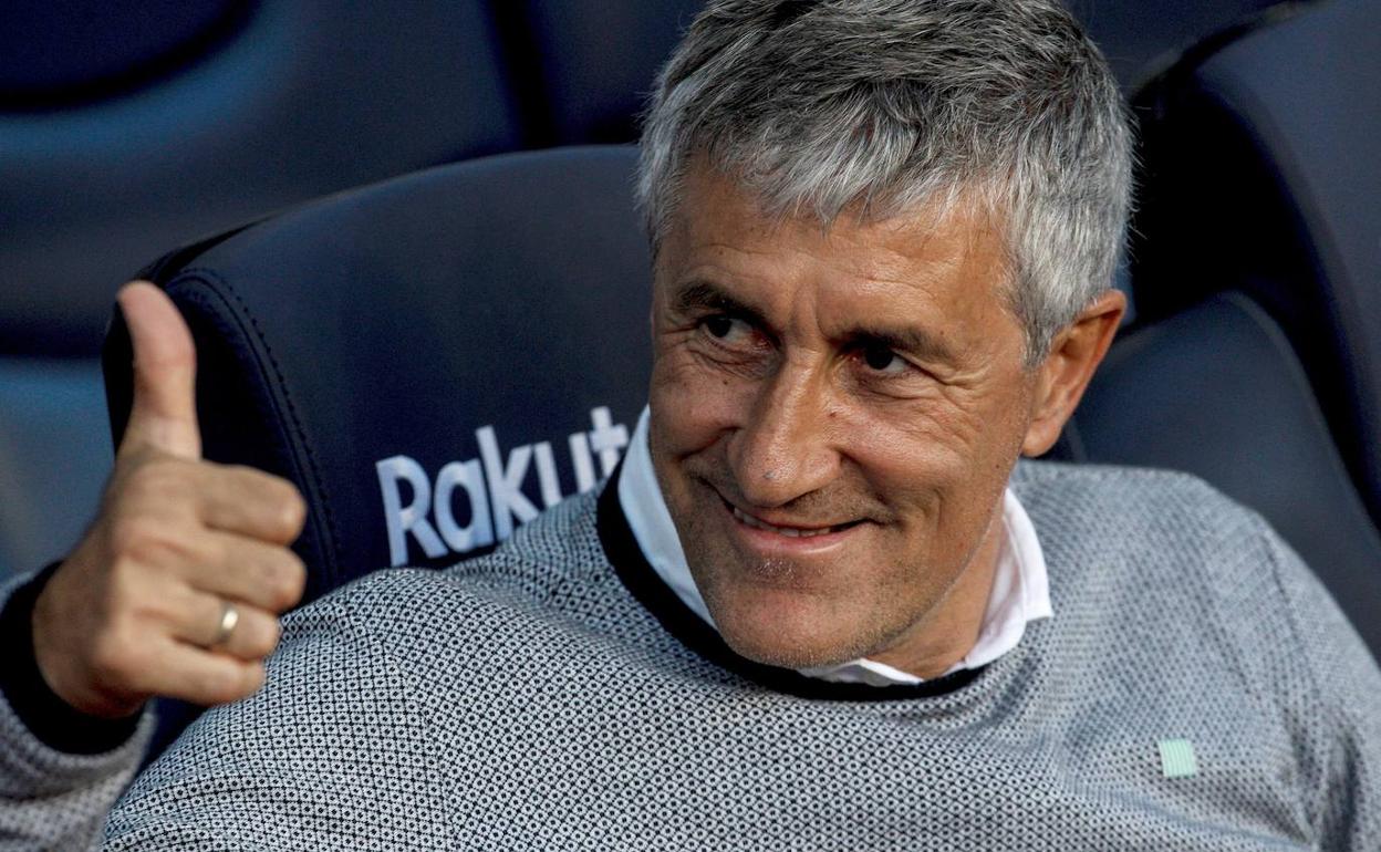 Quique Setién, en el banquillo del Camp Nou. 