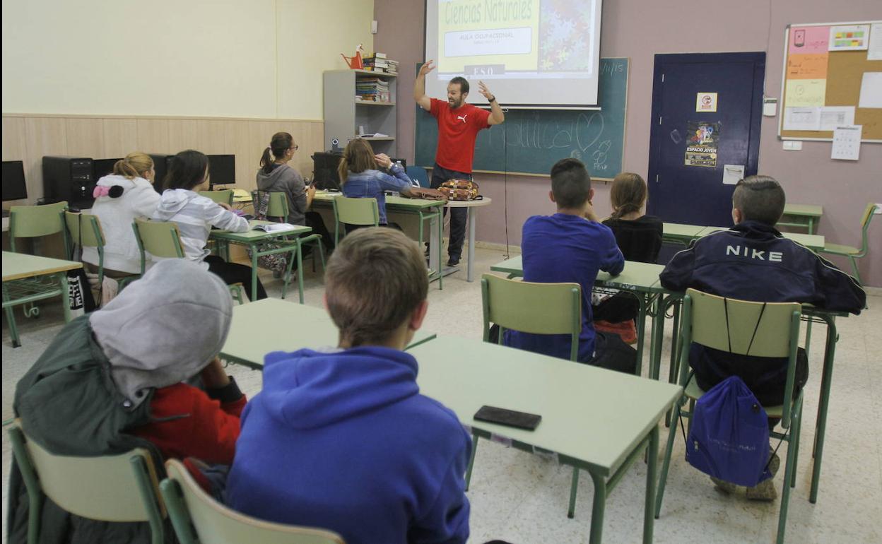 Alumnos en un aula en Cartagena, en una fotografía de archivo.