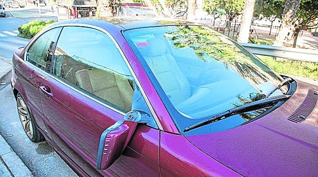 El retrovisor de un vehículo, destrozado el lunes por unos gamberros, ayer en la calle Muralla de Tierra. 