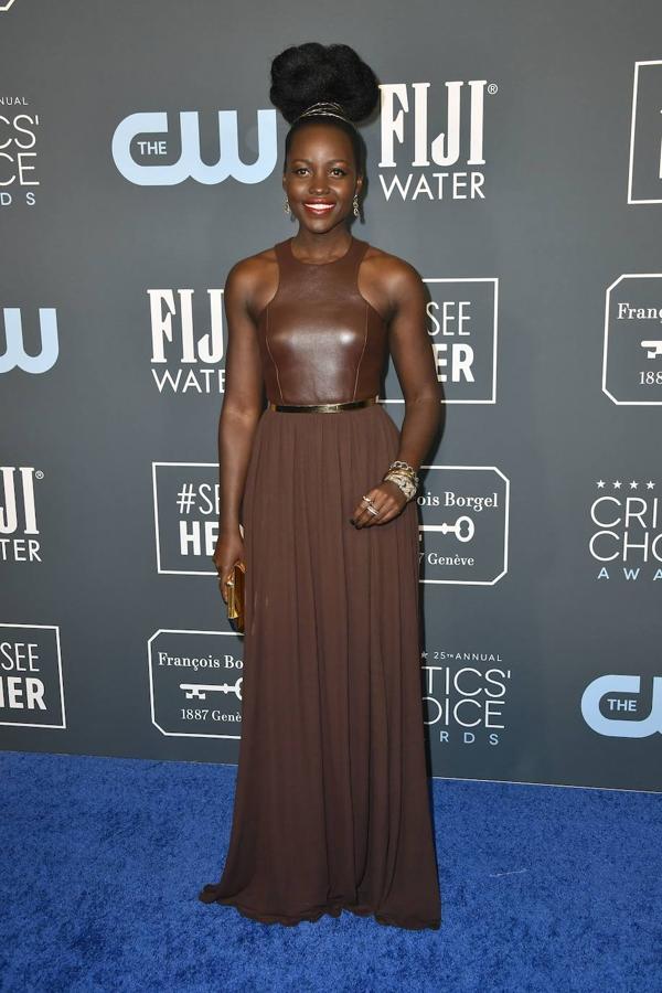 El look monocolor de Lupita Nyong'o junto al recogido que eligió fue uno de los favoritos de la noche. 