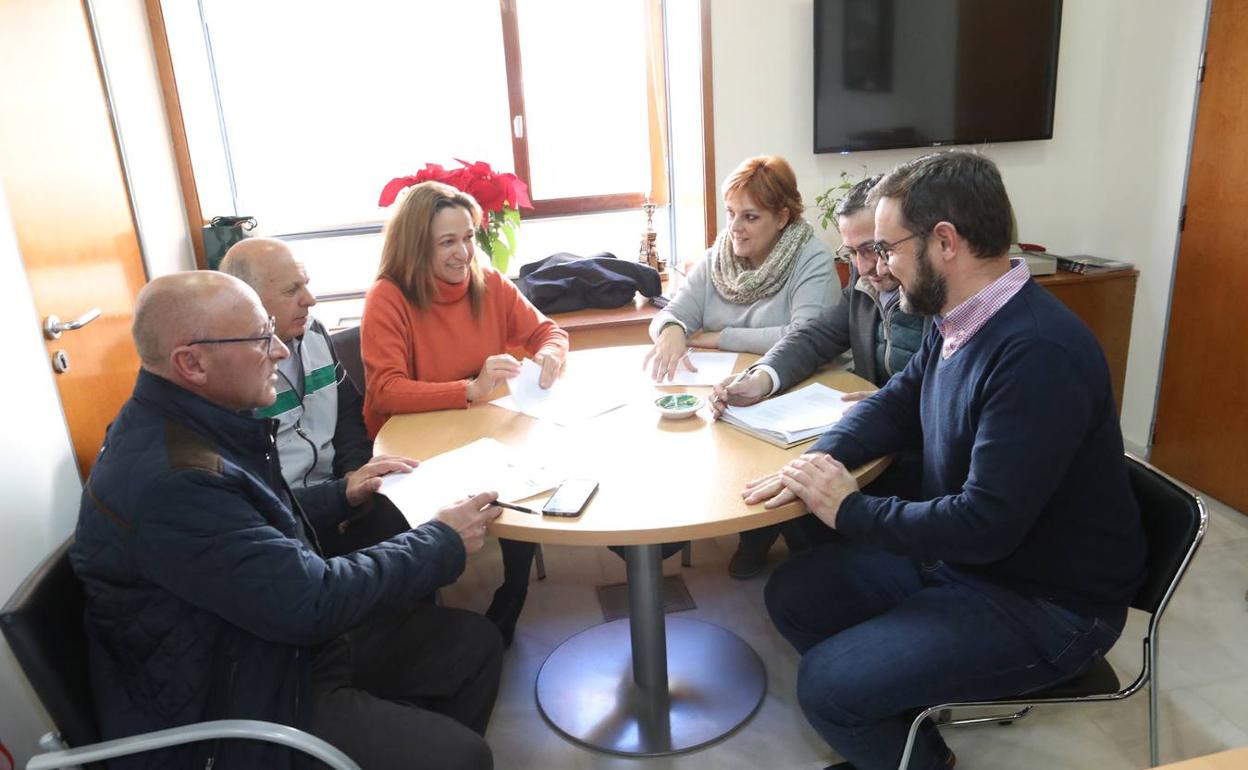 Reunión entre IU y PSOE ayer.