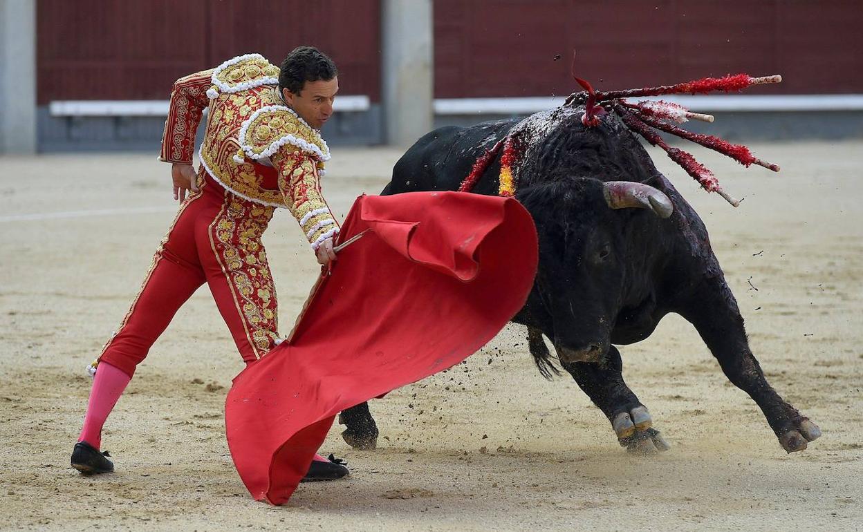 El diestro Rafaelillo, el pasado 13 de junio, durante el trigésimo festejo de la Feria de San Isidro.