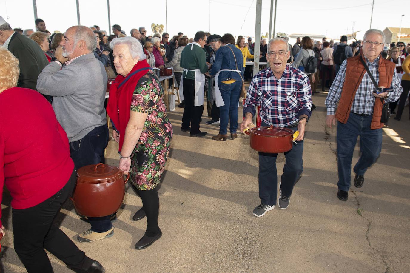 Decenas de personas se agolpan junto a las barras, donde amas de casa y peñistas sirven las típicas pelotas galileas