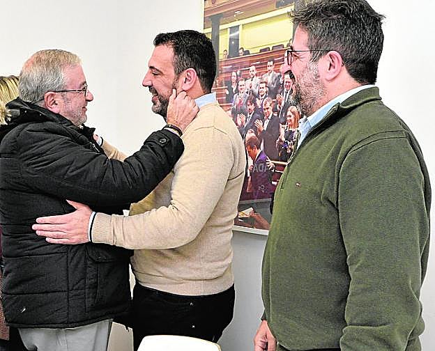 Alberto Castillo saluda a Jerónimo Moya, ante David Sánchez, antes de la primera reunión que celebró ayer la gestora. 
