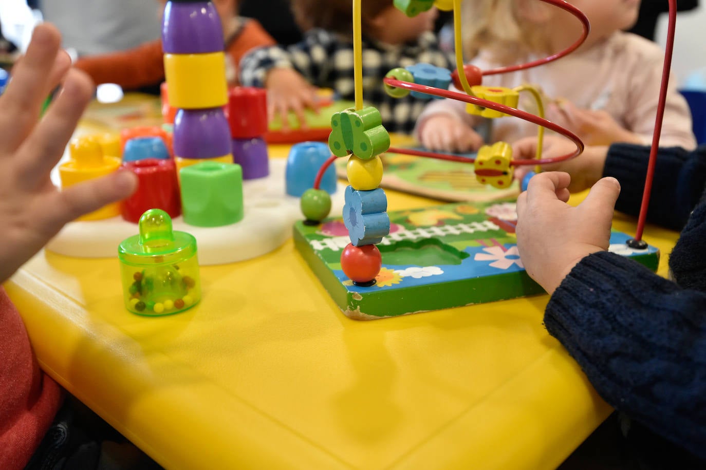 El nuevo centro, que ha supuesto una inversión de 917.620 euros, dispone de 9 aulas, un amplio comedor y una gran zona de recreo. Da servicio a un centenar de niños de 0 a 3 años