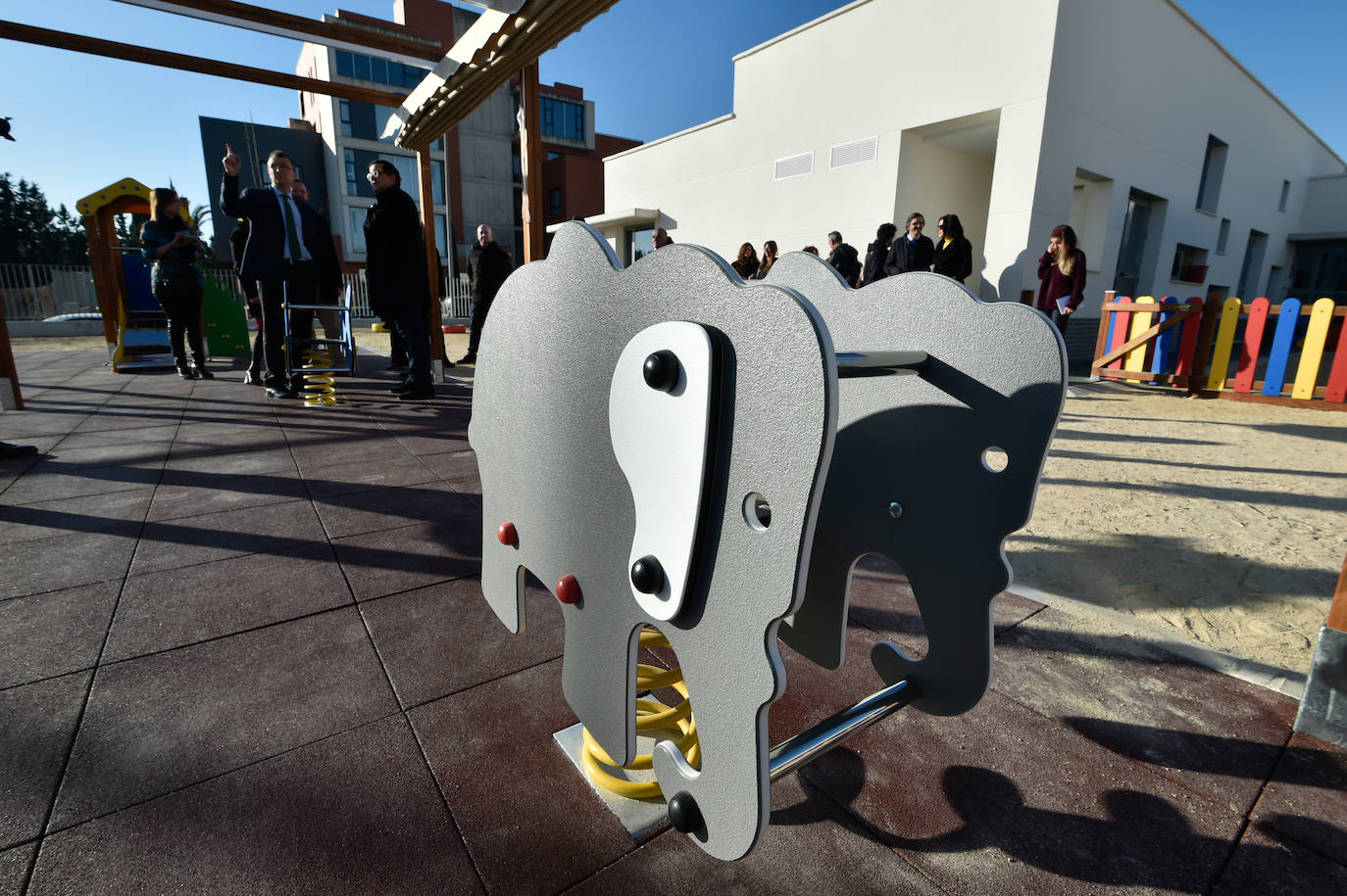 El nuevo centro, que ha supuesto una inversión de 917.620 euros, dispone de 9 aulas, un amplio comedor y una gran zona de recreo. Da servicio a un centenar de niños de 0 a 3 años