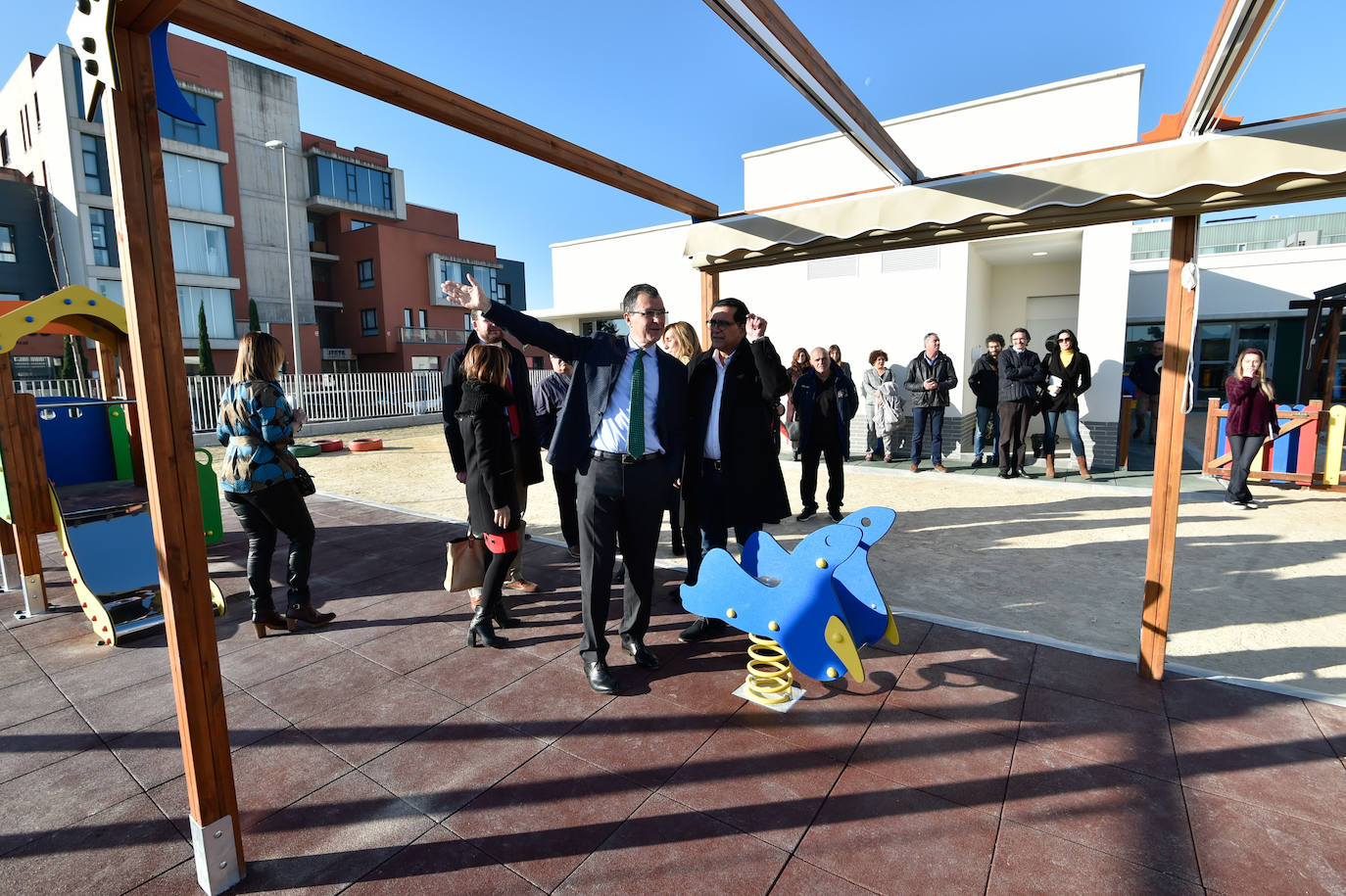 El nuevo centro, que ha supuesto una inversión de 917.620 euros, dispone de 9 aulas, un amplio comedor y una gran zona de recreo. Da servicio a un centenar de niños de 0 a 3 años