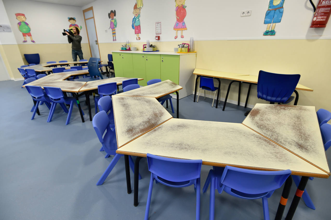 El nuevo centro, que ha supuesto una inversión de 917.620 euros, dispone de 9 aulas, un amplio comedor y una gran zona de recreo. Da servicio a un centenar de niños de 0 a 3 años