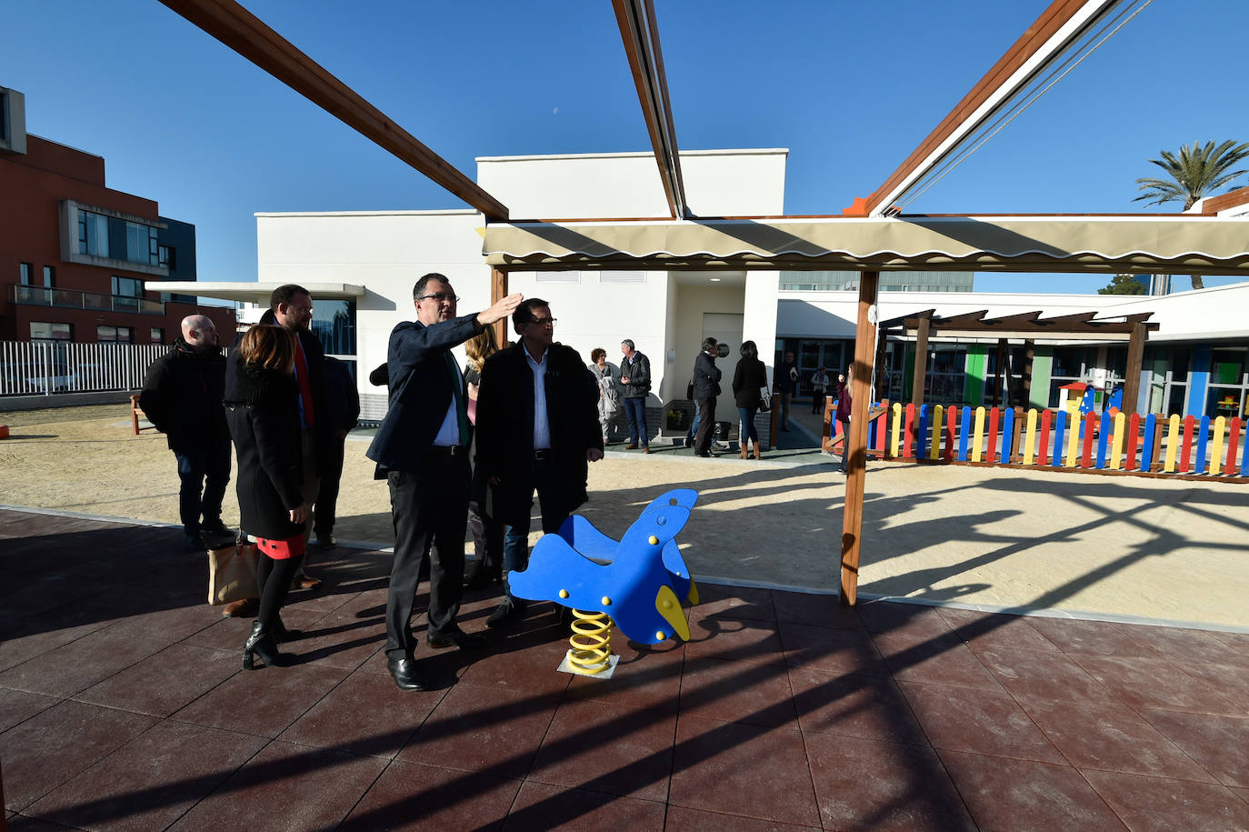 El nuevo centro, que ha supuesto una inversión de 917.620 euros, dispone de 9 aulas, un amplio comedor y una gran zona de recreo. Da servicio a un centenar de niños de 0 a 3 años