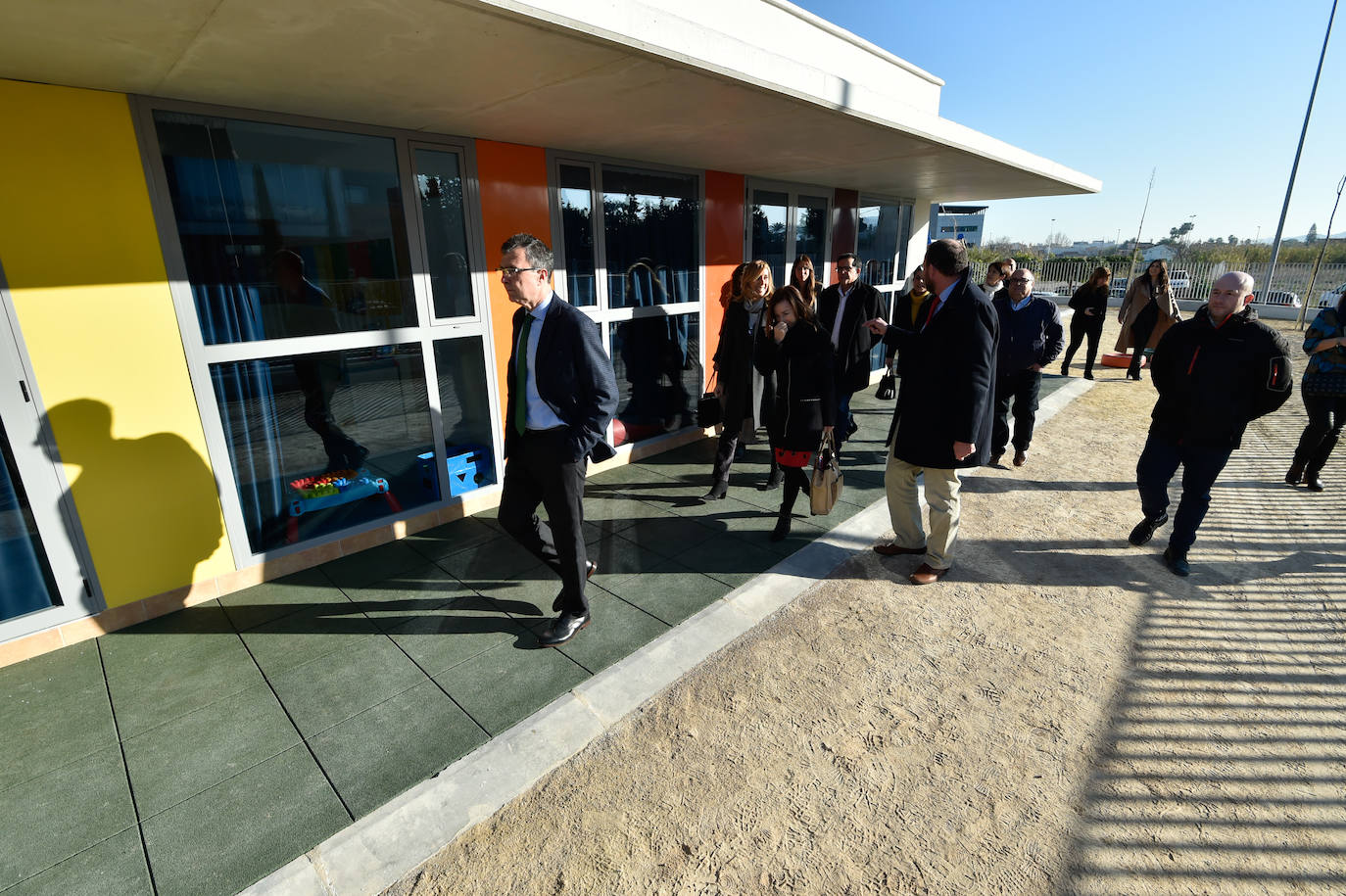 El nuevo centro, que ha supuesto una inversión de 917.620 euros, dispone de 9 aulas, un amplio comedor y una gran zona de recreo. Da servicio a un centenar de niños de 0 a 3 años