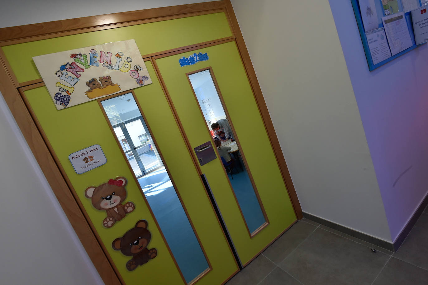 El nuevo centro, que ha supuesto una inversión de 917.620 euros, dispone de 9 aulas, un amplio comedor y una gran zona de recreo. Da servicio a un centenar de niños de 0 a 3 años