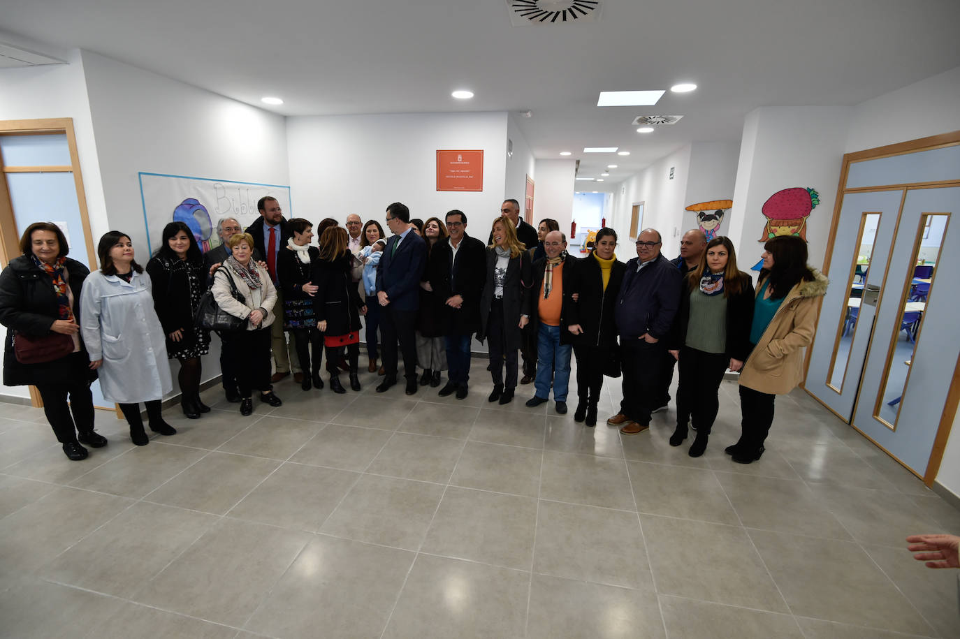 El nuevo centro, que ha supuesto una inversión de 917.620 euros, dispone de 9 aulas, un amplio comedor y una gran zona de recreo. Da servicio a un centenar de niños de 0 a 3 años