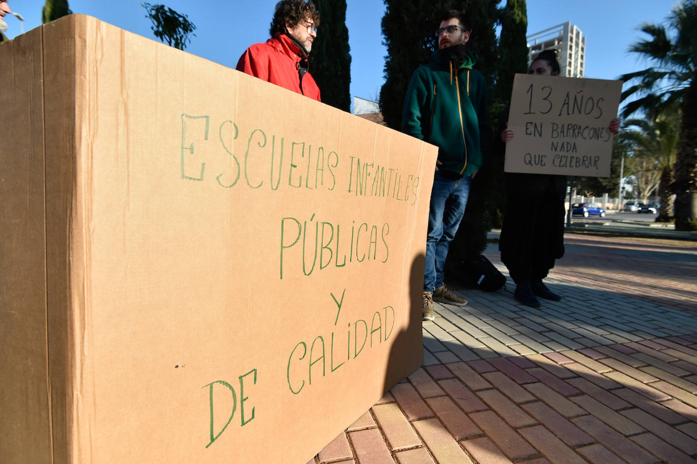 El nuevo centro, que ha supuesto una inversión de 917.620 euros, dispone de 9 aulas, un amplio comedor y una gran zona de recreo. Da servicio a un centenar de niños de 0 a 3 años