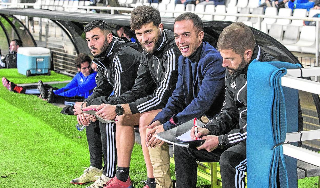 Borja Jiménez sonríe en el banquillo junto a su cuerpo técnico antes del partido frente al Girona de Copa del Rey. 