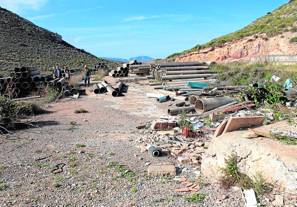 Tuberías de fibrocemento, en el paraje de Los Chaparros. 