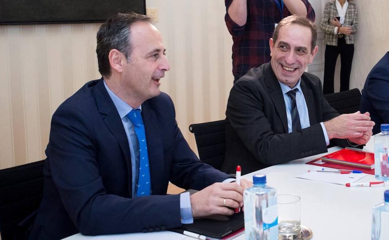 El consejero de Hacienda de la Comunidad, Javier Celdrán, junto al consejero de Hacienda de Galicia, Valeriano Martínez, este viernes, en Madrid.