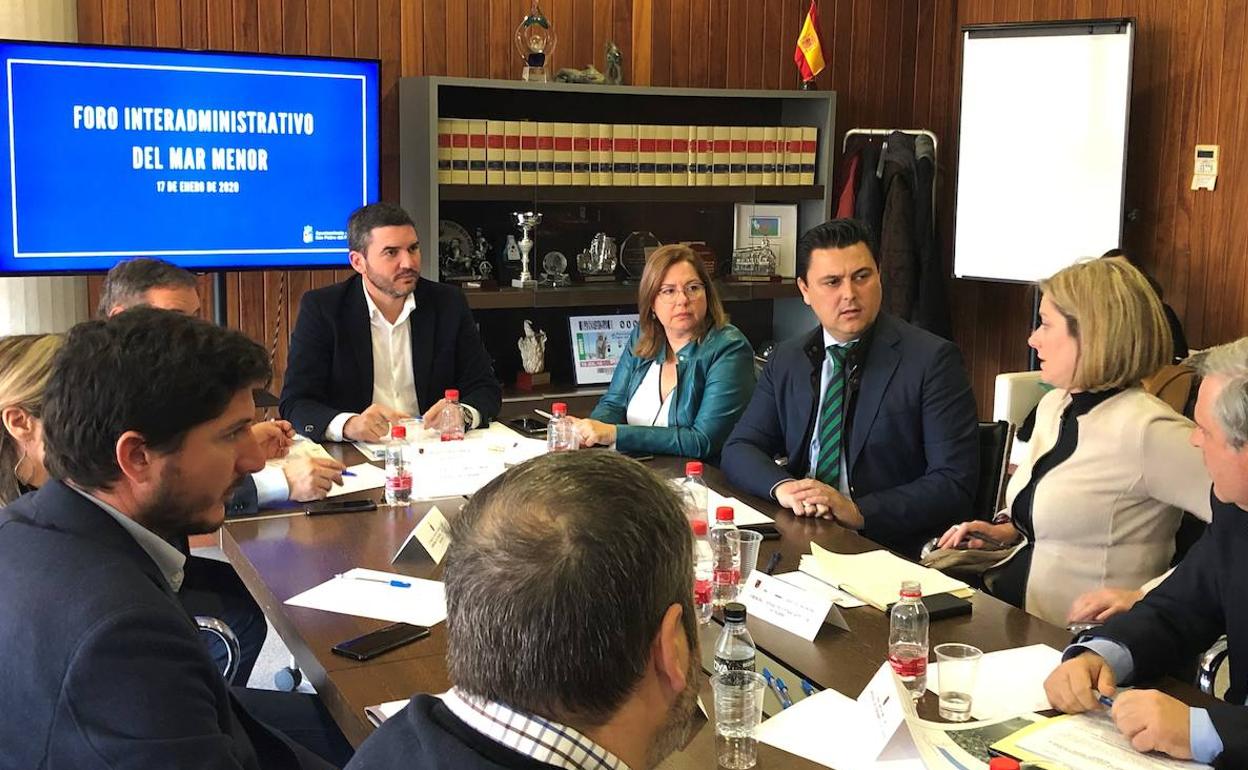 El consejero de Agua y Medio Ambiente, Antonio Luengo, presidió en San Pedro la reunión celebrada por el Foro Interadministrativo del Mar Menor.