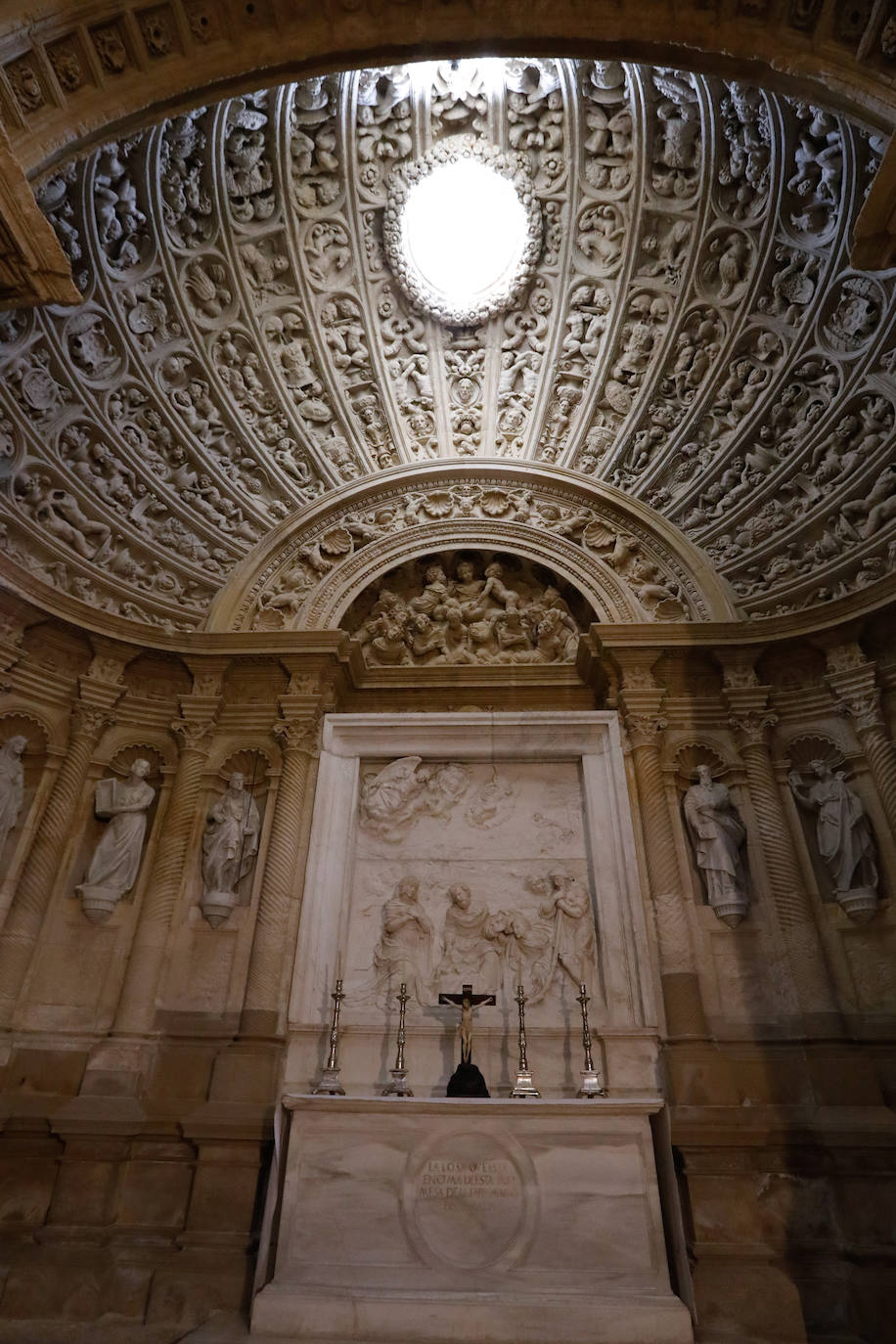 El retablo 'Adoración de los pastores' que preside el altar, entre las esculturas de las sibilas.