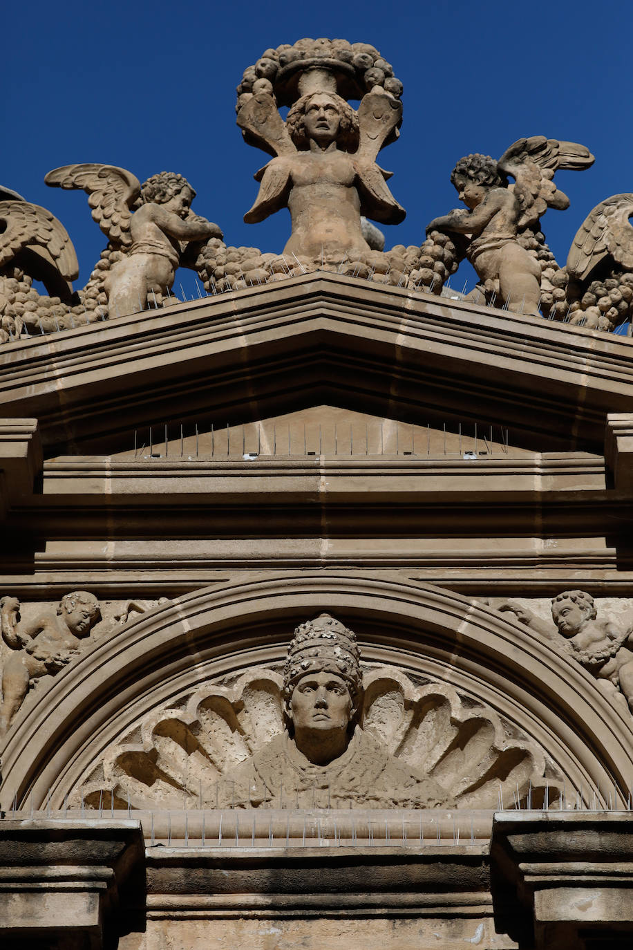 Imagen del Papa Clemente VII, y no de Julio II como tradicionalmente se afirma, en la fachada exterior.