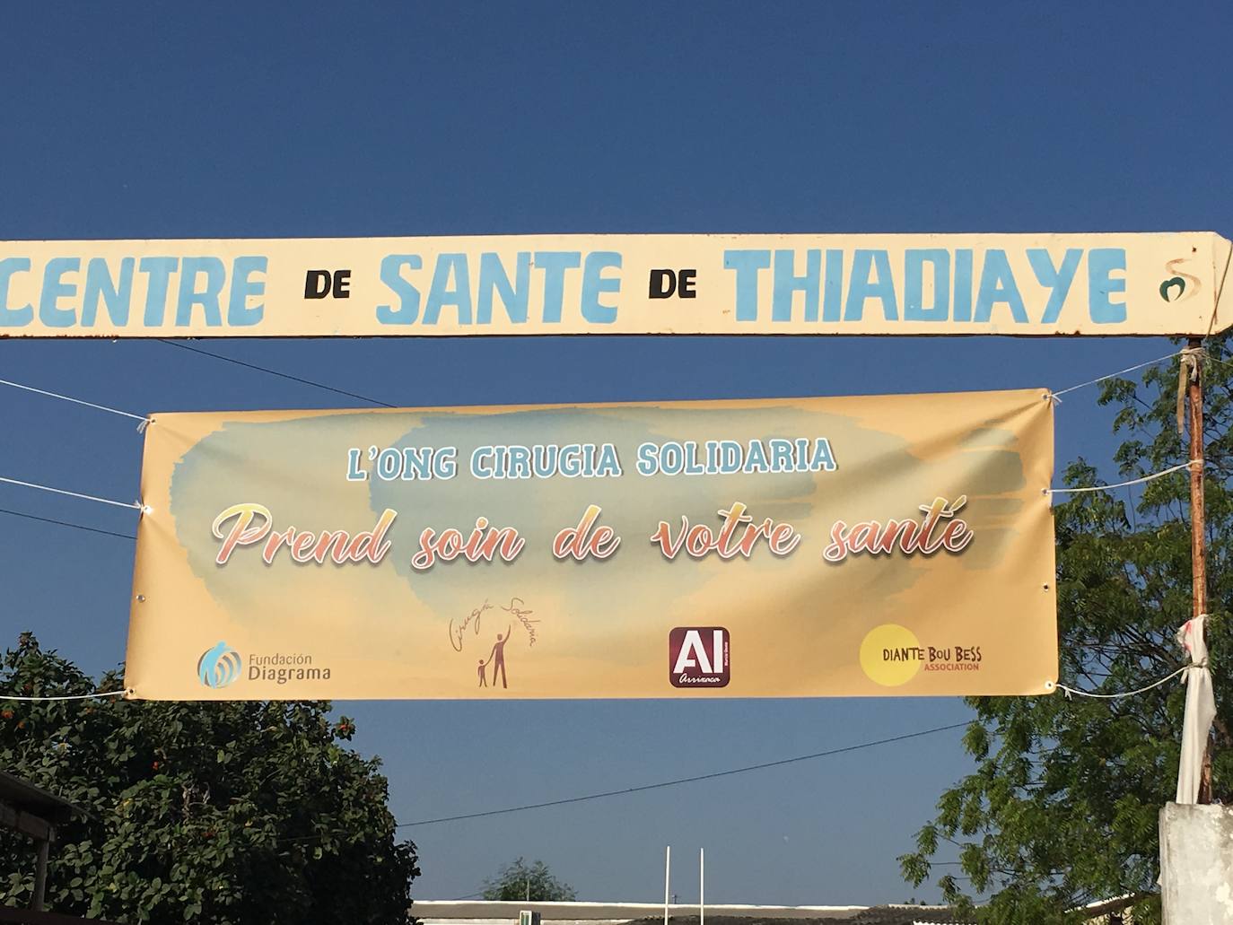 Cartel en la entrada del hospital donde se informa de la campaña de Cirugía Solidaria.