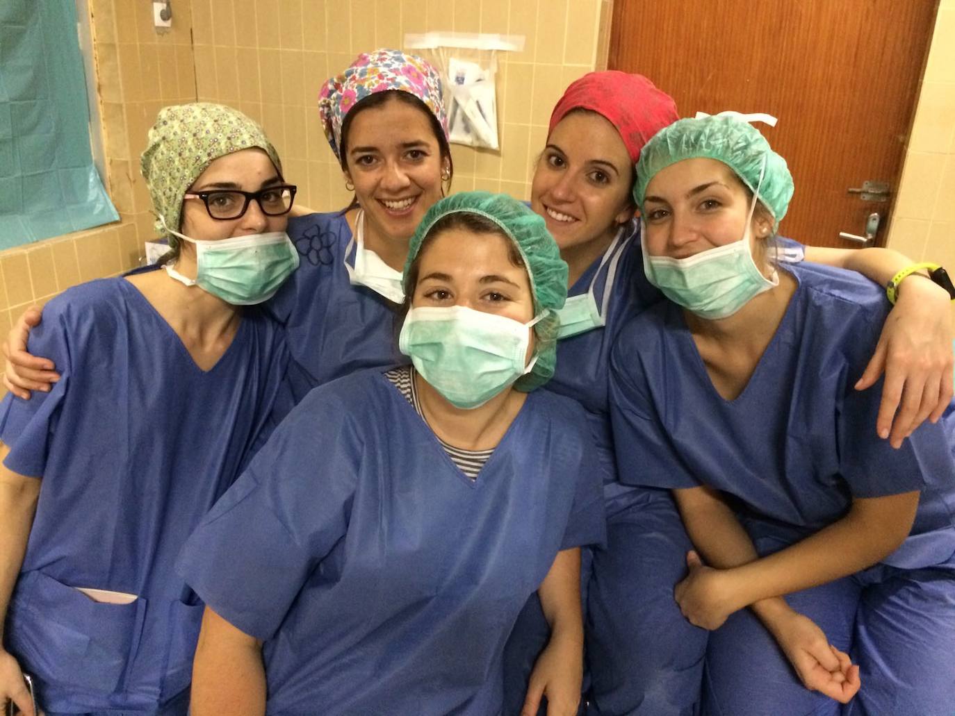Enfermeras y anestesistas en quirófano. De izquierda a derecha: Natalia García (enfermera) María Espinosa (anestesista), Catalina (residente de anestesia) Ana Teruel (odontóloga) María González ( enfermera)