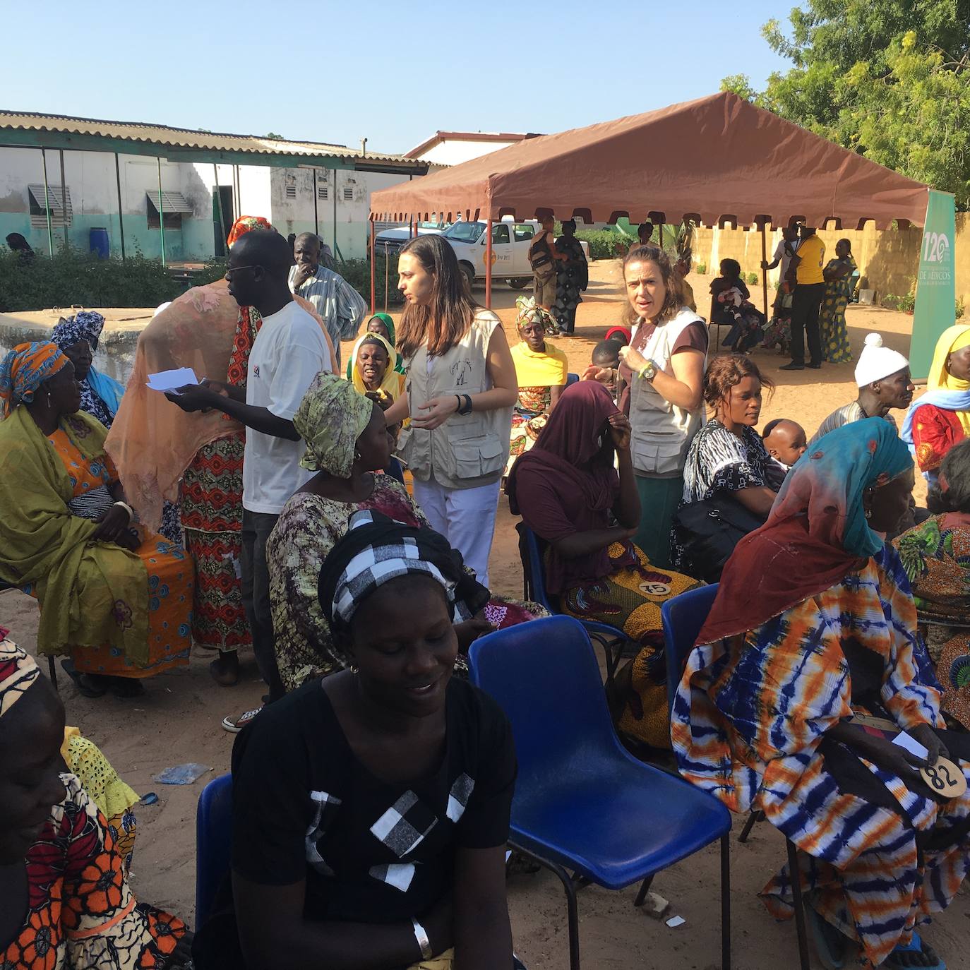 Dra. Adriana Garre y Dra. Ana Morales haciendo triage entre los enfermos que esperaban para ser vistos