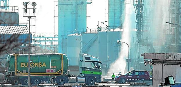 Un camión cisterna de Euconsa accede a la planta de Tarragona, el jueves. 