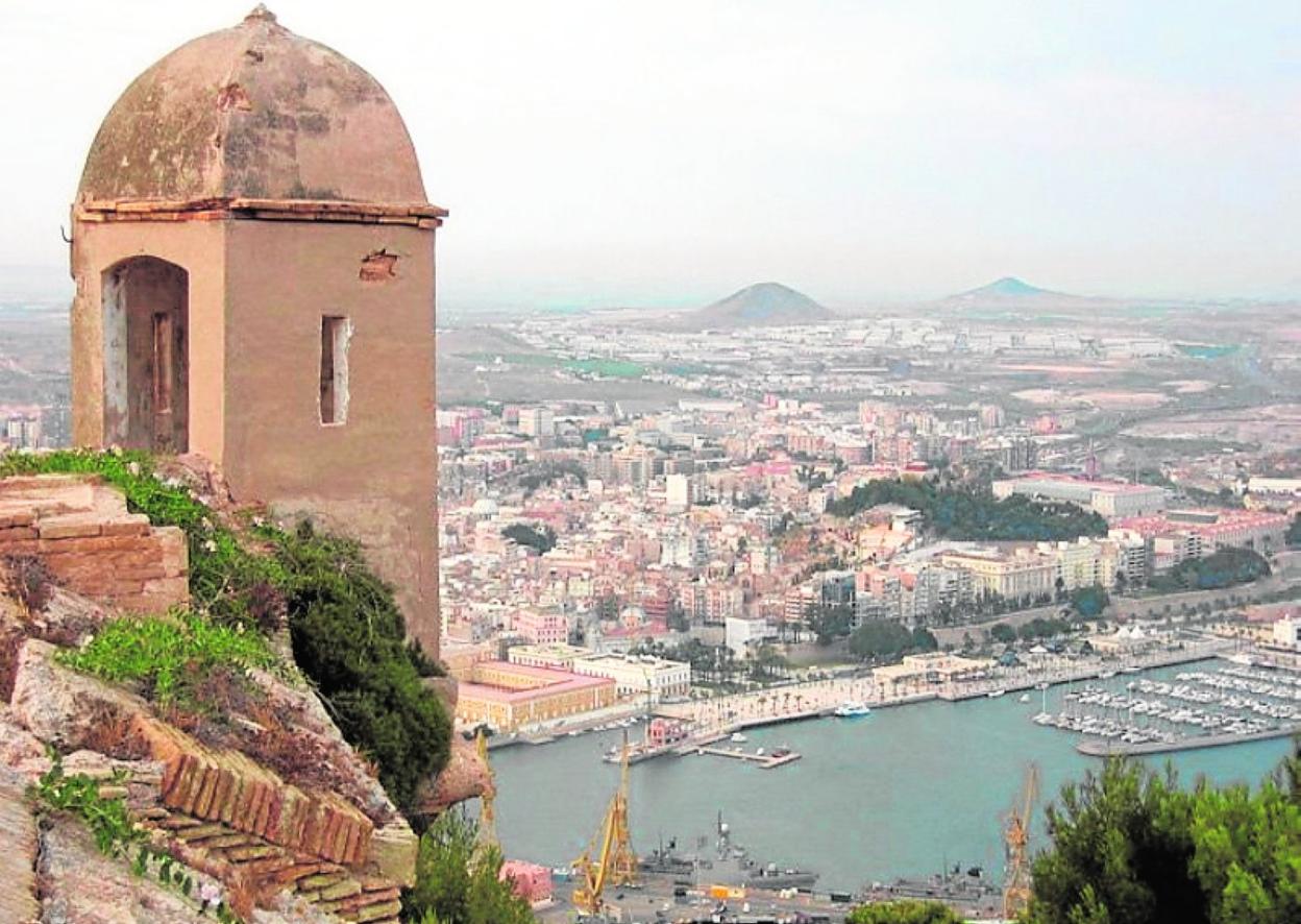 Garita del castillo de Galeras en primer término, con la ciudad de Cartagena abajo. 