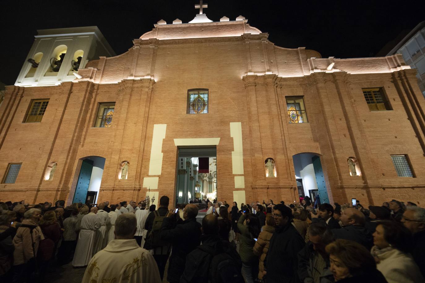 Doscientas personas asisten a la bendición de las fachadas del templo de la calle del Aire, restauradas tras un año de obras