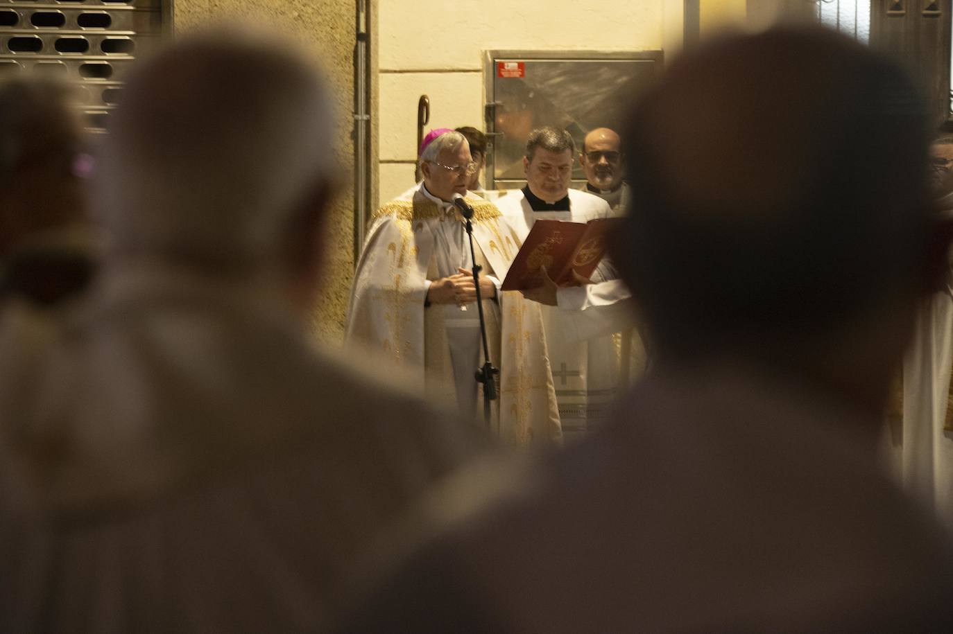 Doscientas personas asisten a la bendición de las fachadas del templo de la calle del Aire, restauradas tras un año de obras