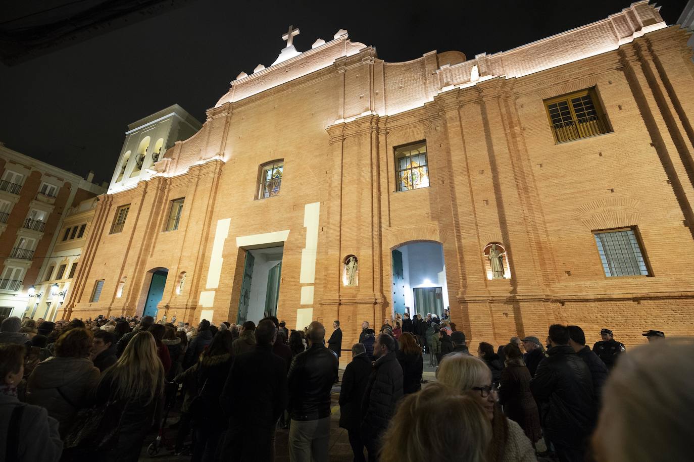 Doscientas personas asisten a la bendición de las fachadas del templo de la calle del Aire, restauradas tras un año de obras