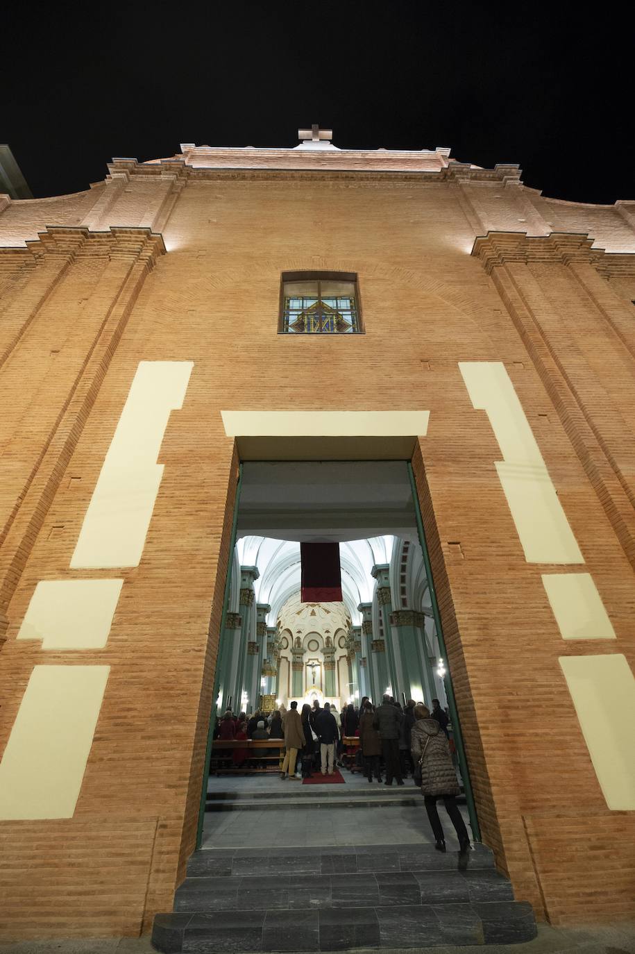 Doscientas personas asisten a la bendición de las fachadas del templo de la calle del Aire, restauradas tras un año de obras