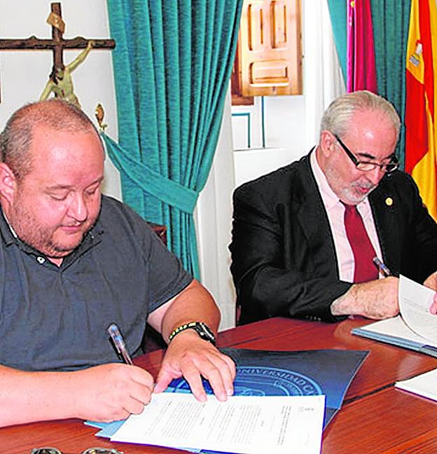 Santiago Alexis Santana, junto a José Luis Mendoza, firmando el convenio en 2014. 