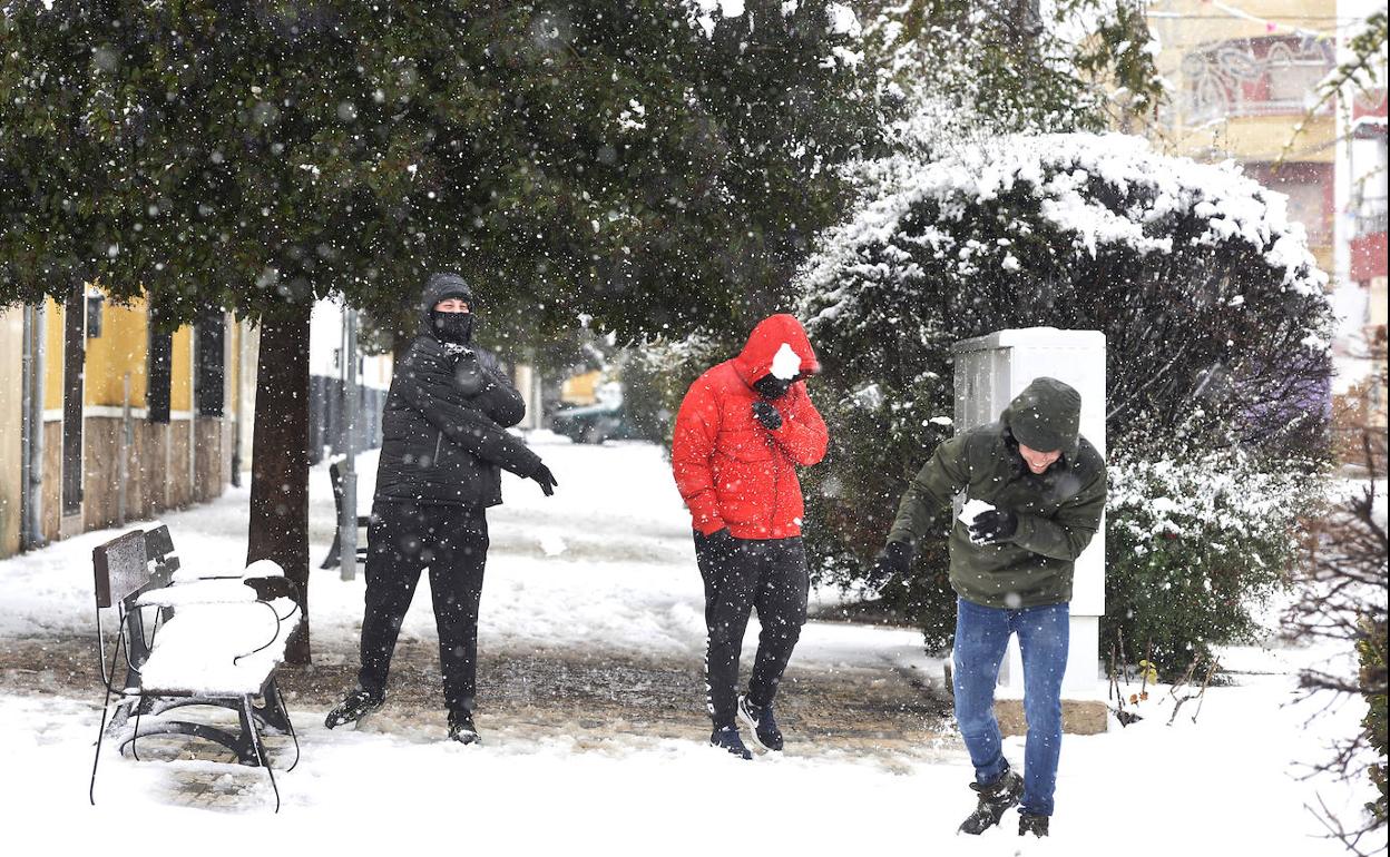 Tres personas se lanzan bolas de nieve, este lunes, en la comarca del Noroeste.