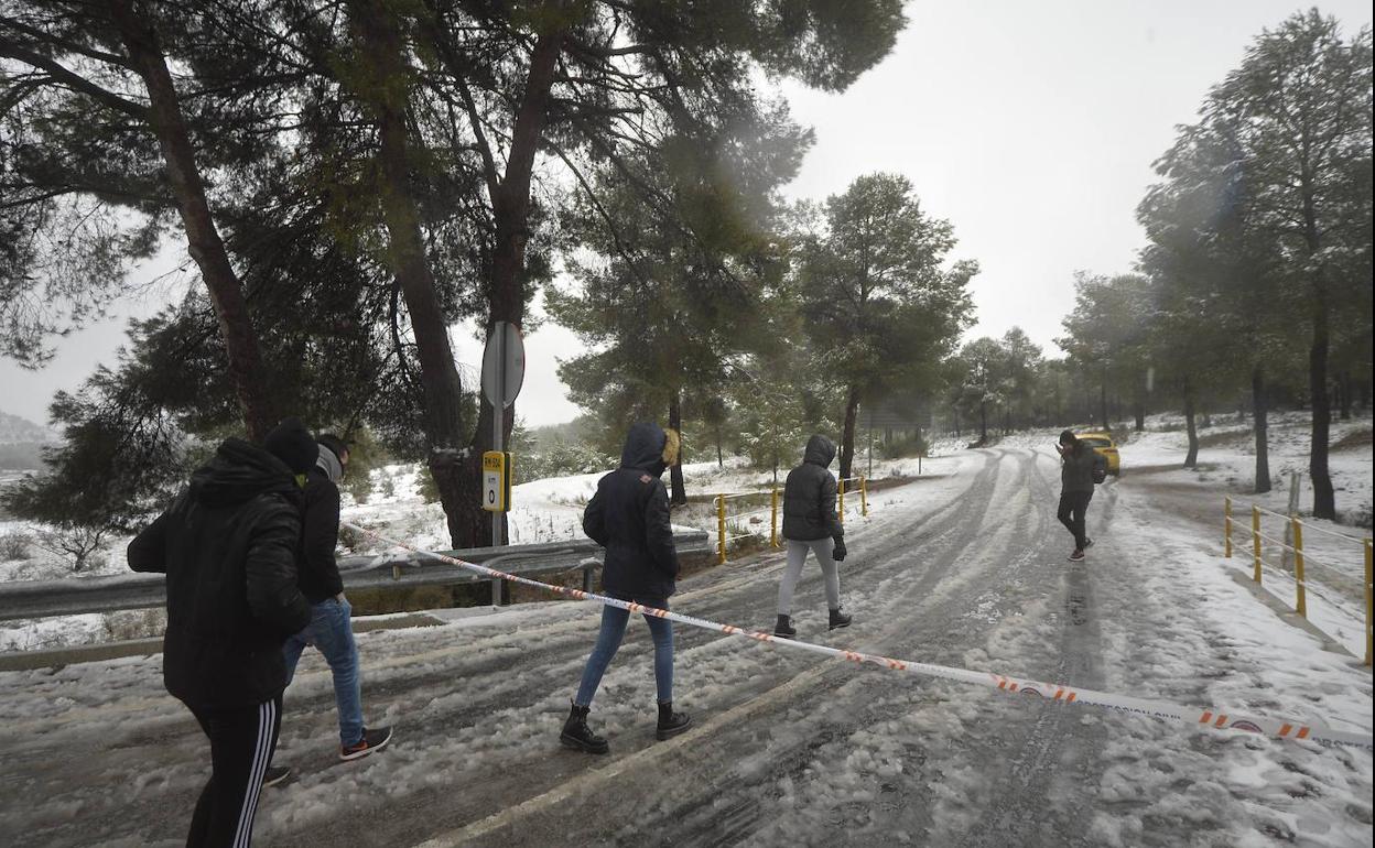 Carretera cortada por la nieve.